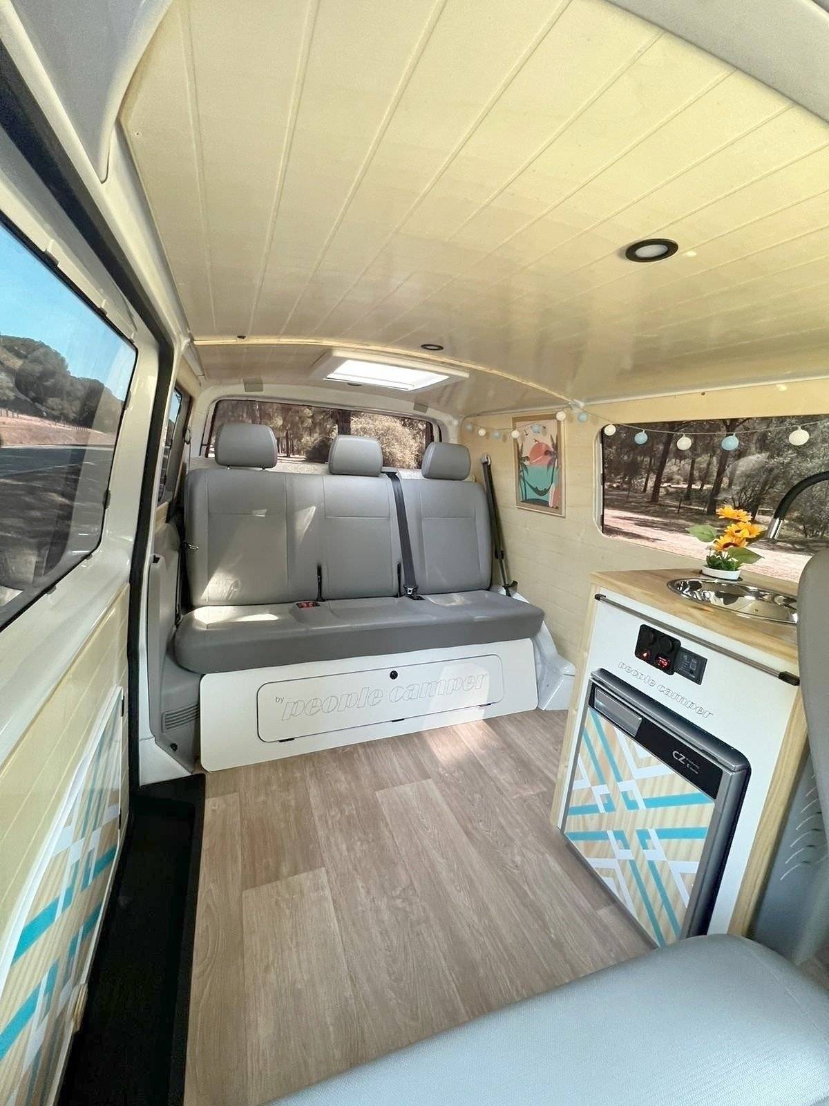 Coin repas Volkswagen T5 2,0 l 84 ch - Yescapa