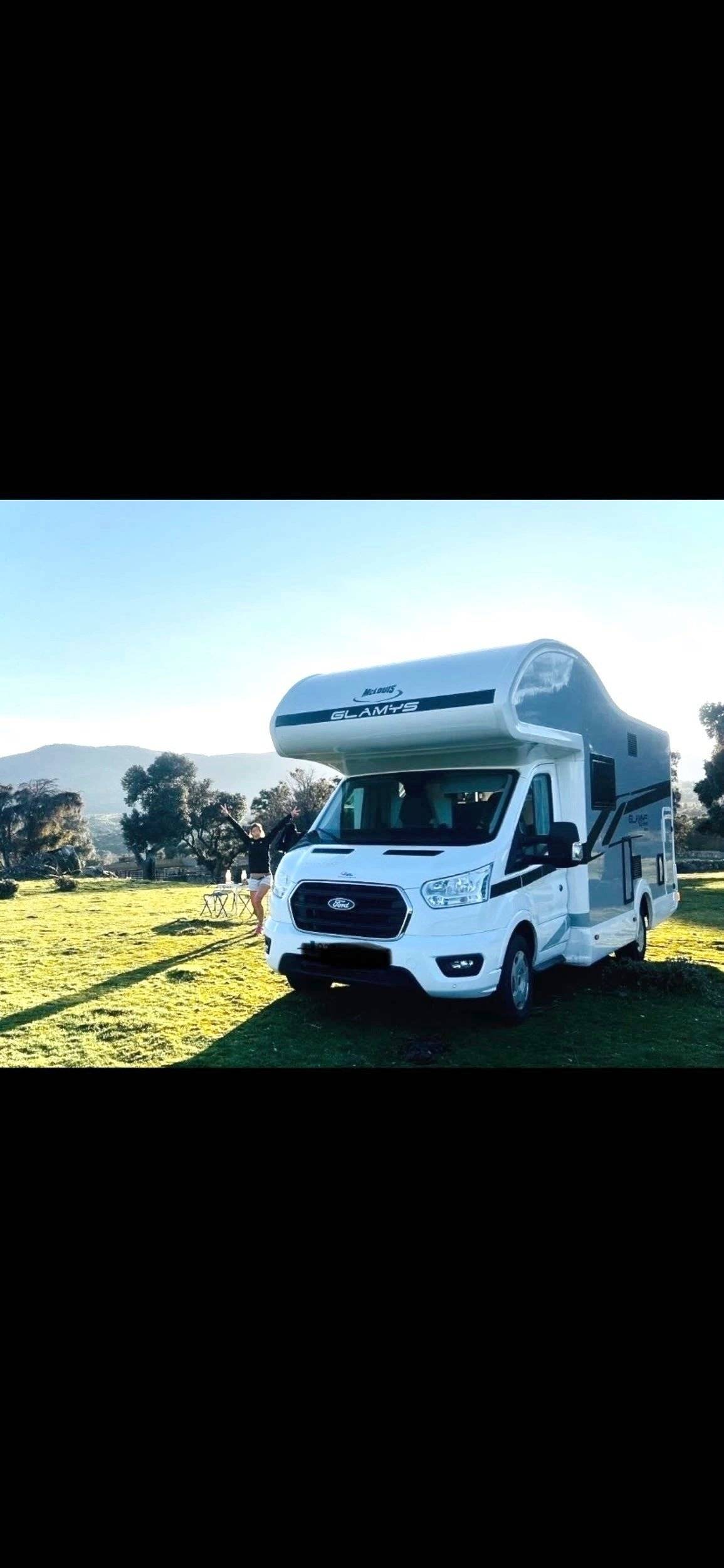 Vista frontale a ¾ Ford Ford - Yescapa