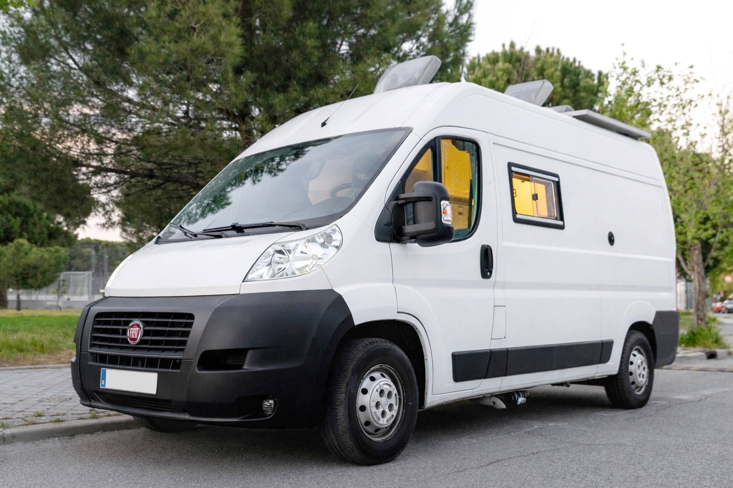 Front view from 3/4 Fiat Ducato 120 Multijet - Yescapa
