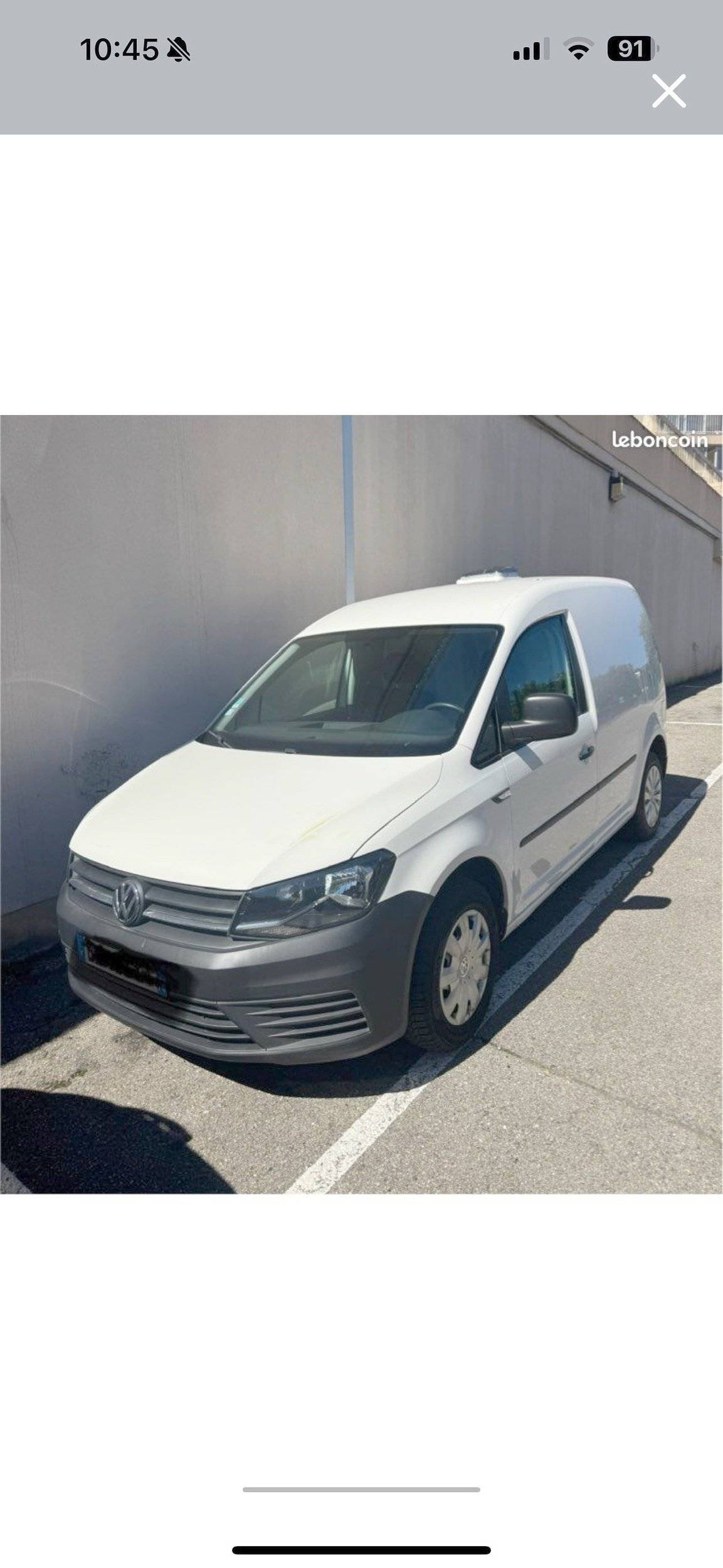 Vista frontale a ¾ Volkswagen Caddy 2,0 l 102 ch - Yescapa