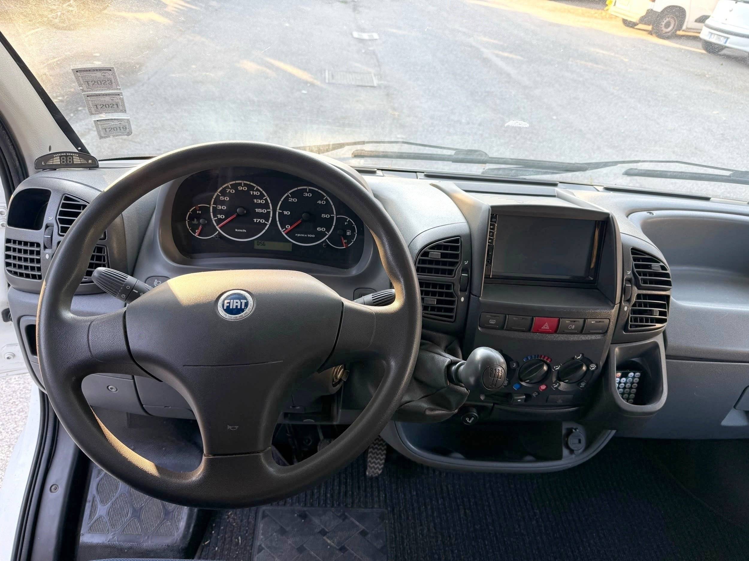 Dining Area Fiat Ducato 2.8 JTD - Yescapa