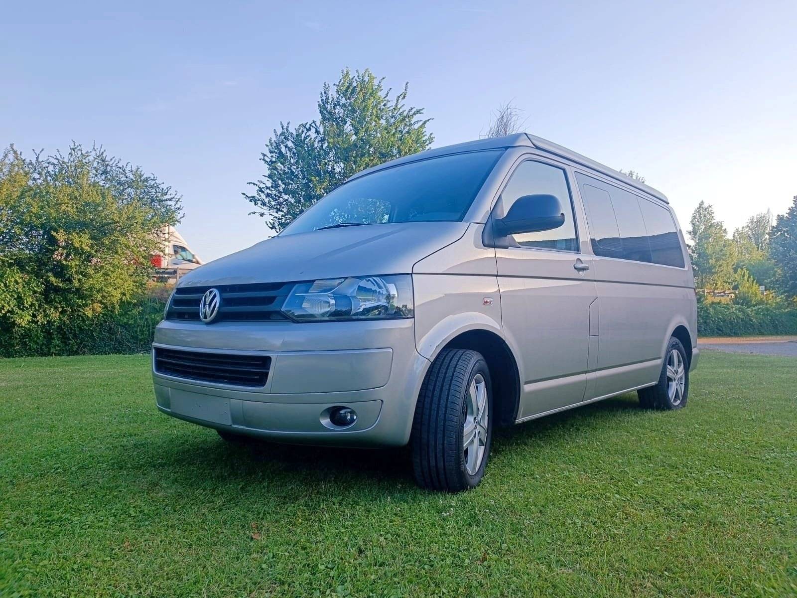 Vista del vehicle angle davanter Volkswagen T5 1,9 l 102 ch - Yescapa