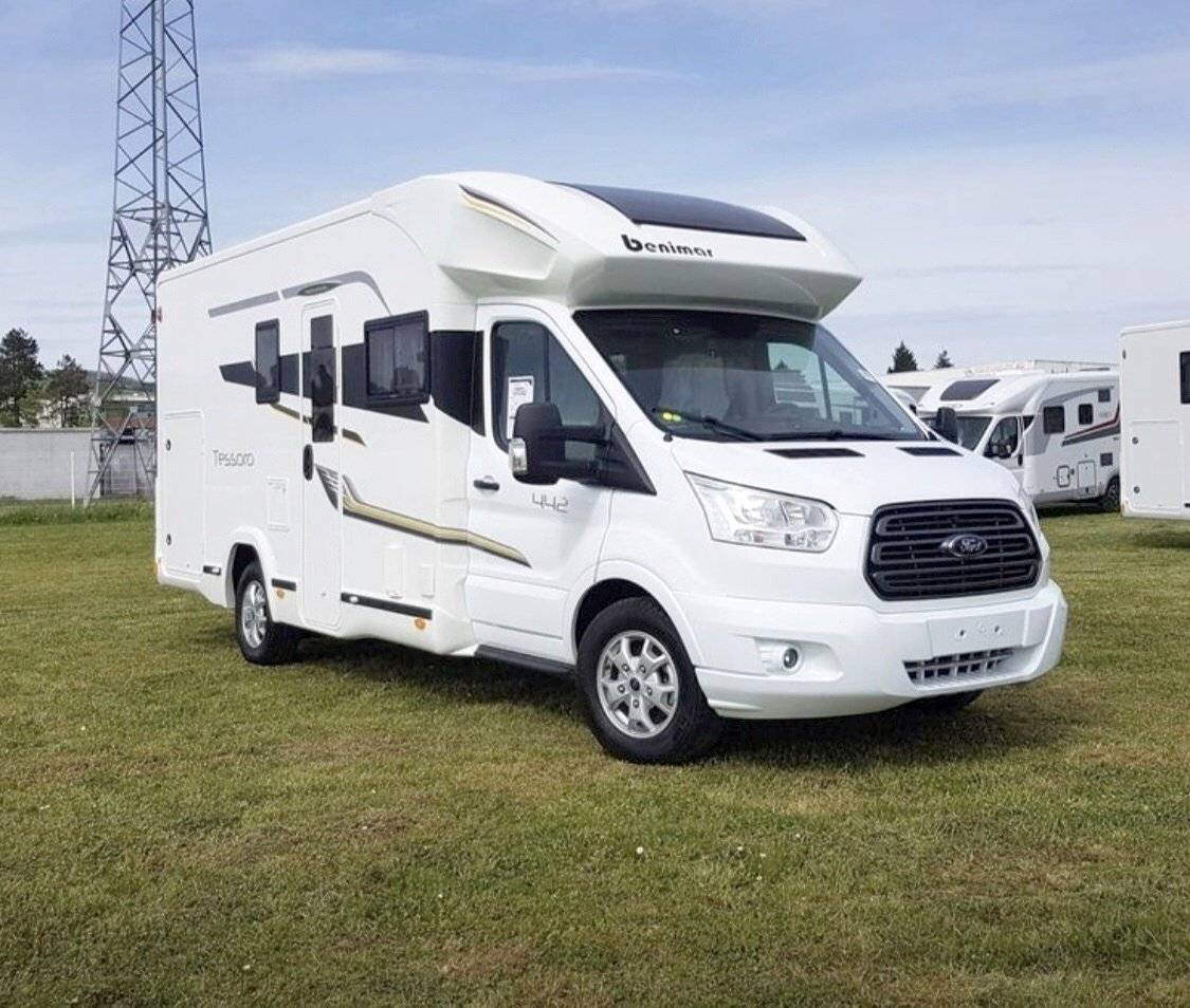 Voorkant 3/4 Ford Transit 2,0 l 130 ch - Yescapa