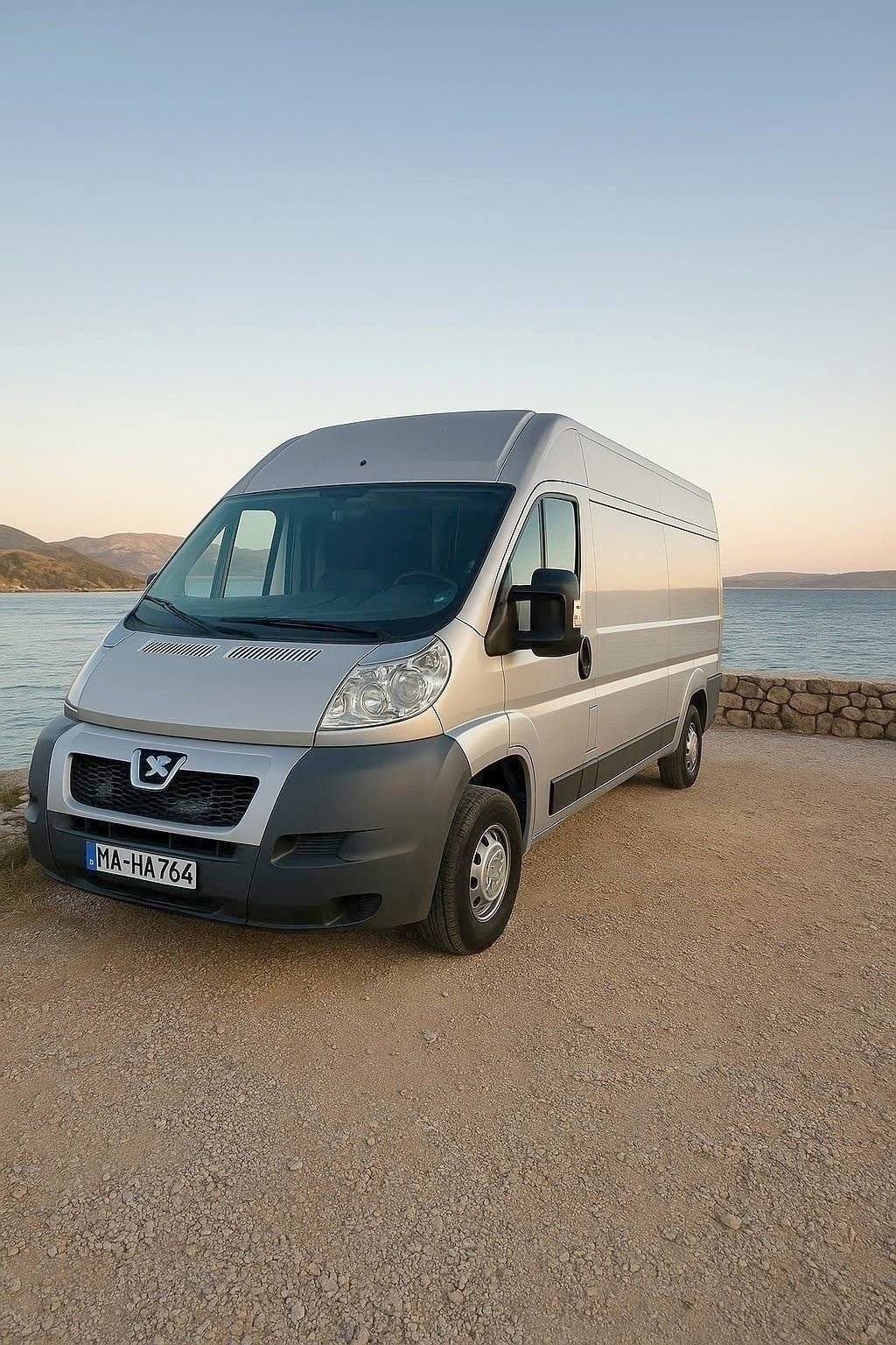 Vista frontale a ¾ Peugeot Boxer - Yescapa