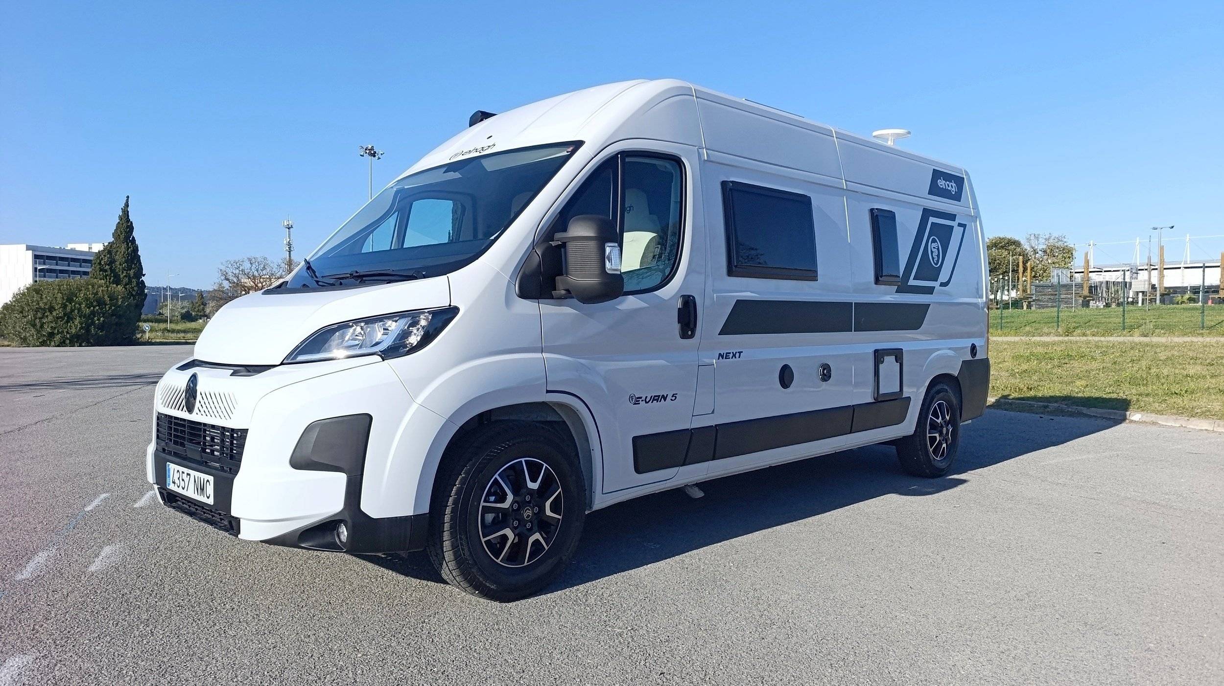 schräge Vorderansicht Citroën 2.2L 140CV - Yescapa