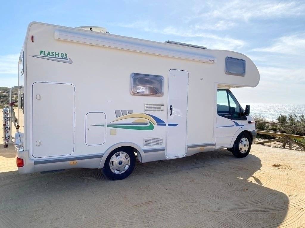 Vista frontale a ¾ Ford Transit 2,2 l TDCi 115 ch. - Yescapa