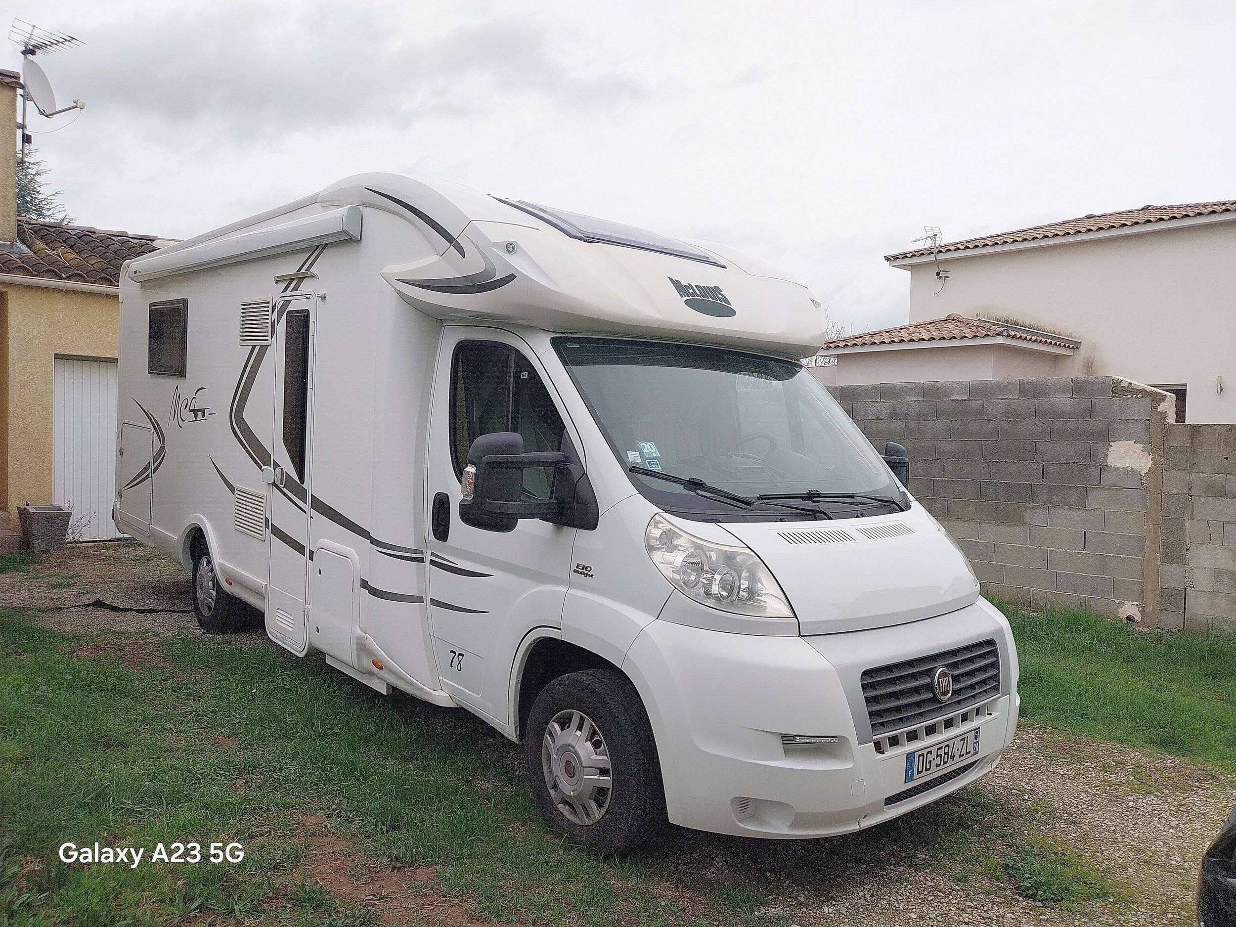 schräge Vorderansicht Fiat - Yescapa