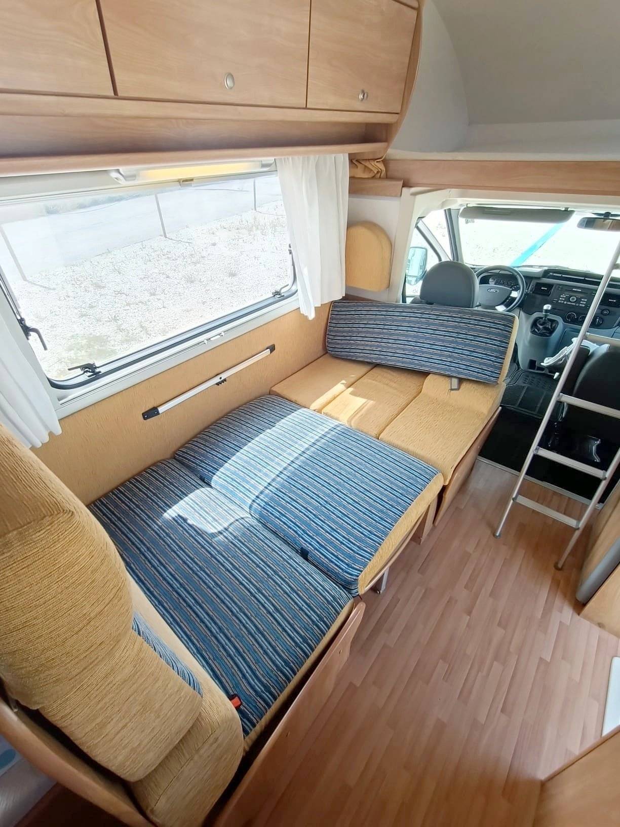 Dining Area Ford Transit 2,2 l 115 ch - Yescapa