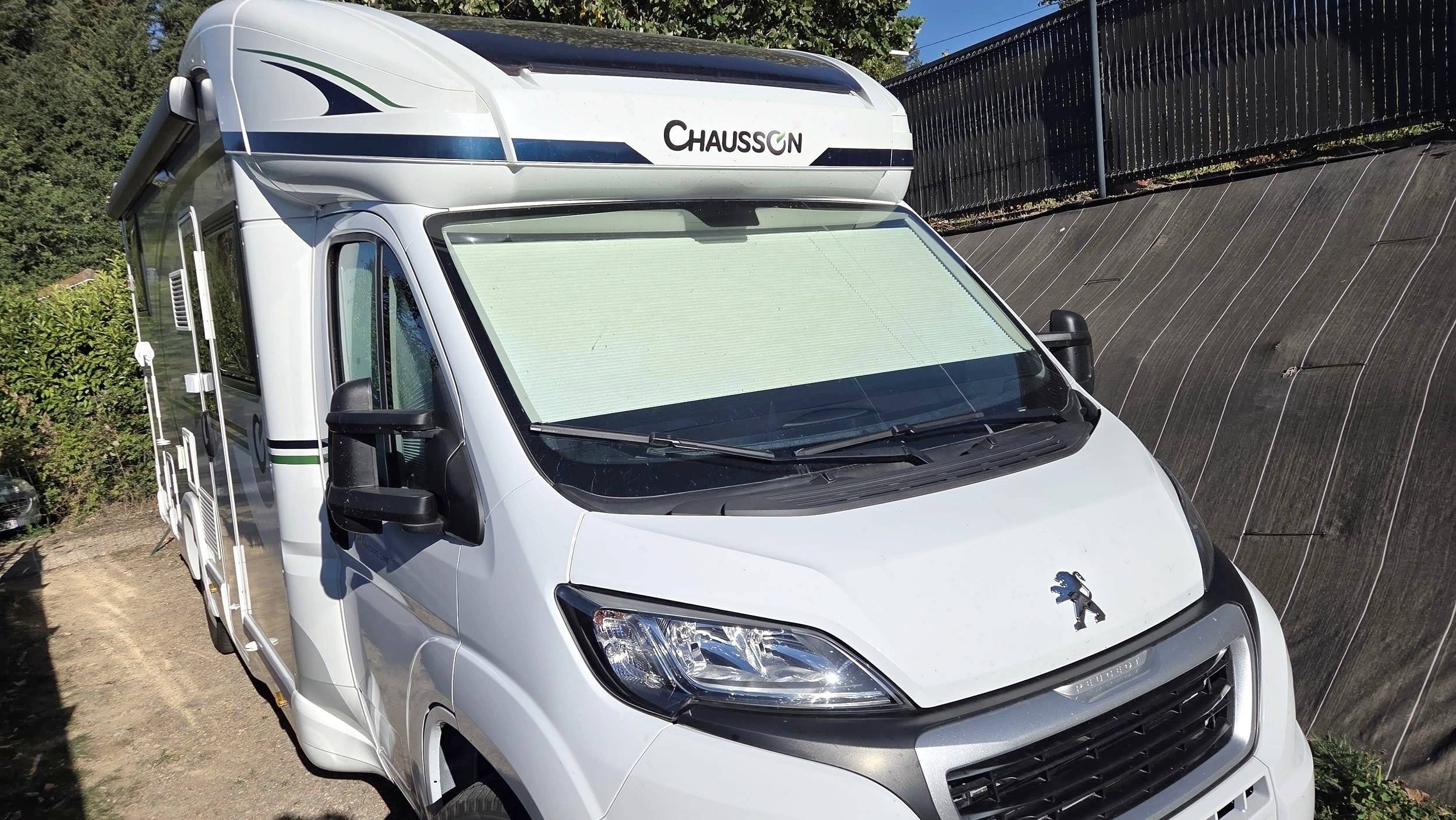 Front view from 3/4 Peugeot Boxer 2,2 l hdi 130 ch - Yescapa