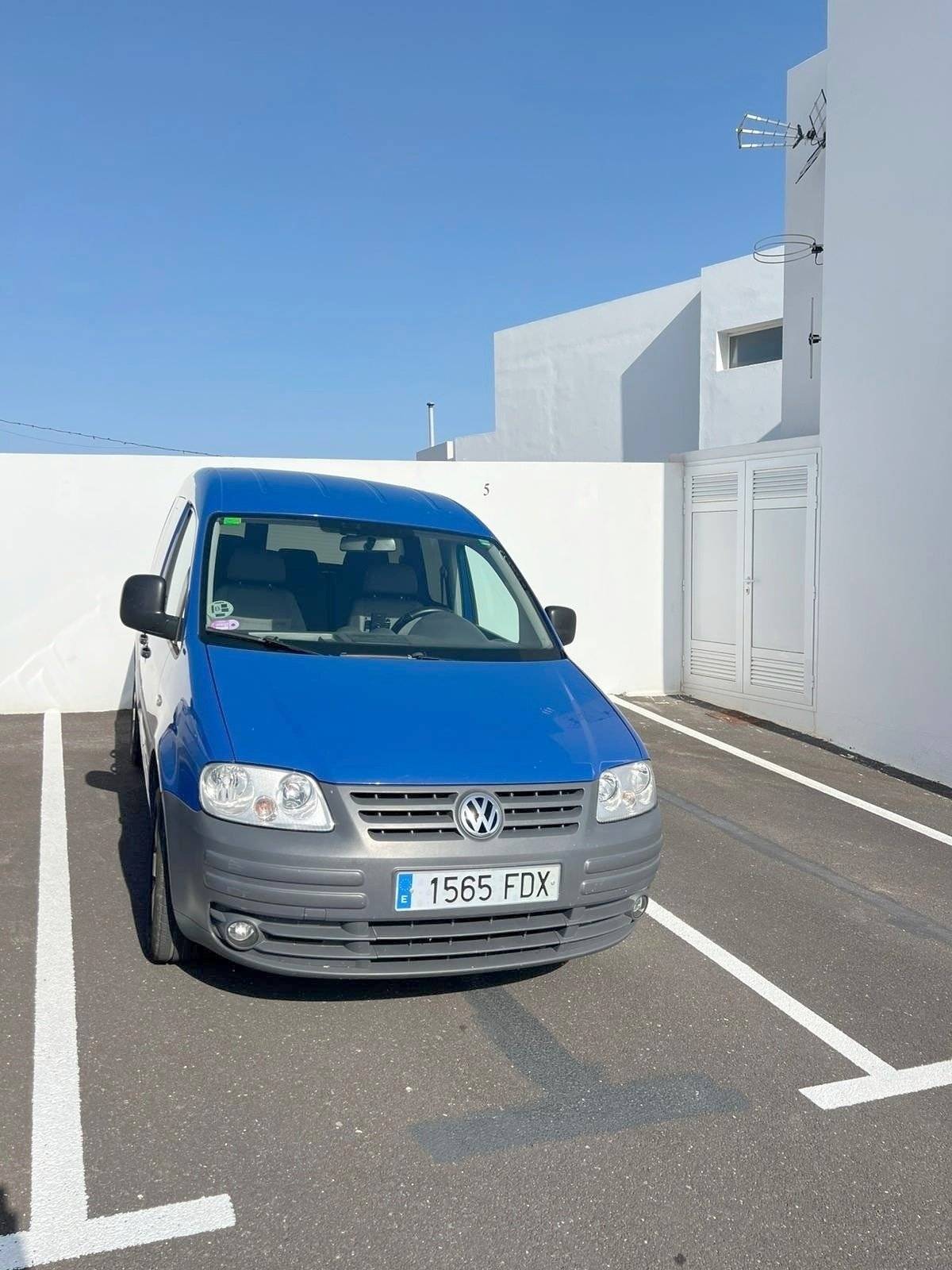 Vista de 3/4 Volkswagen Caddy 1,6 l 75 ch - Yescapa