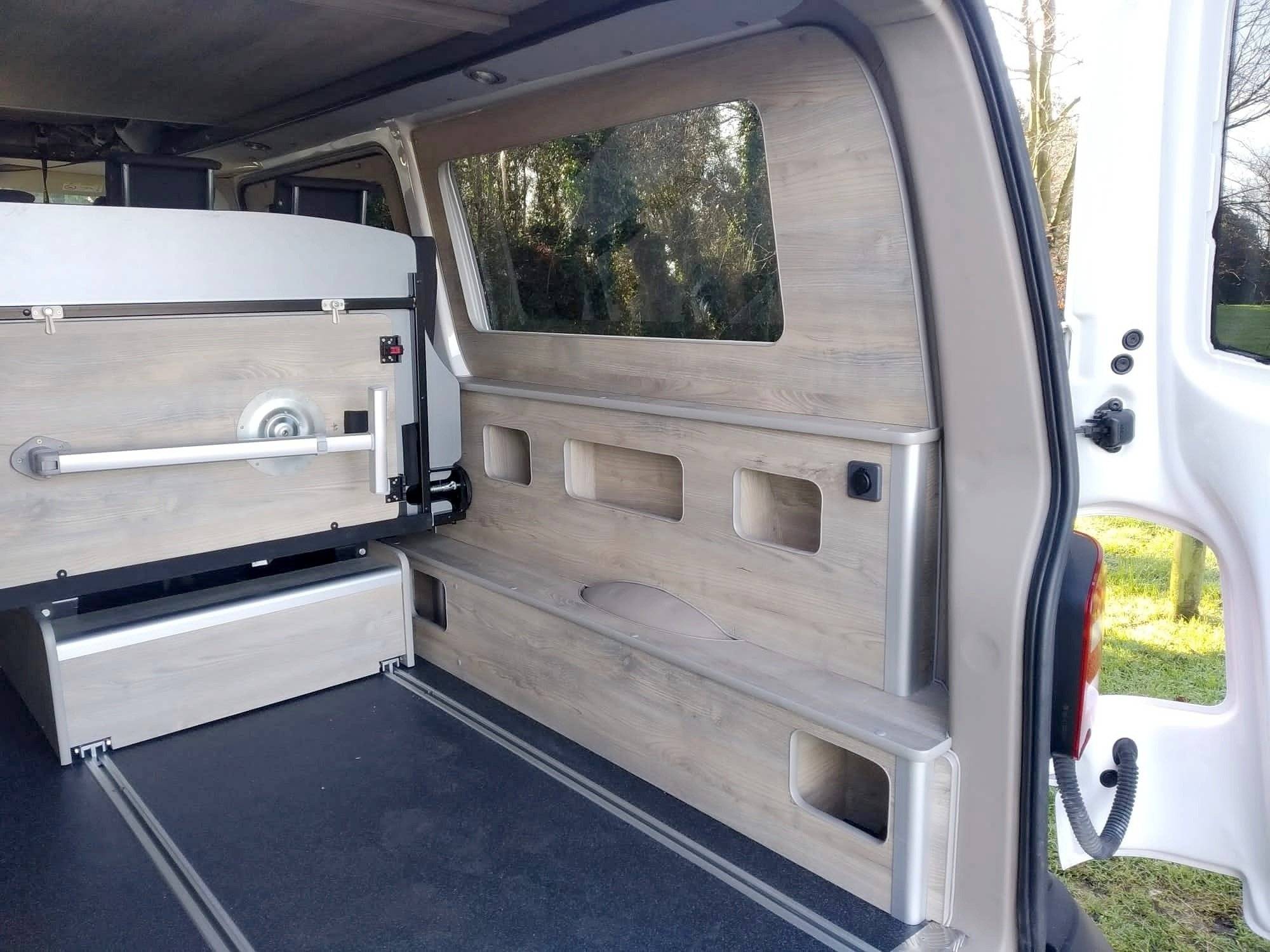 Volkswagen Transporter T6 (Amarilla)