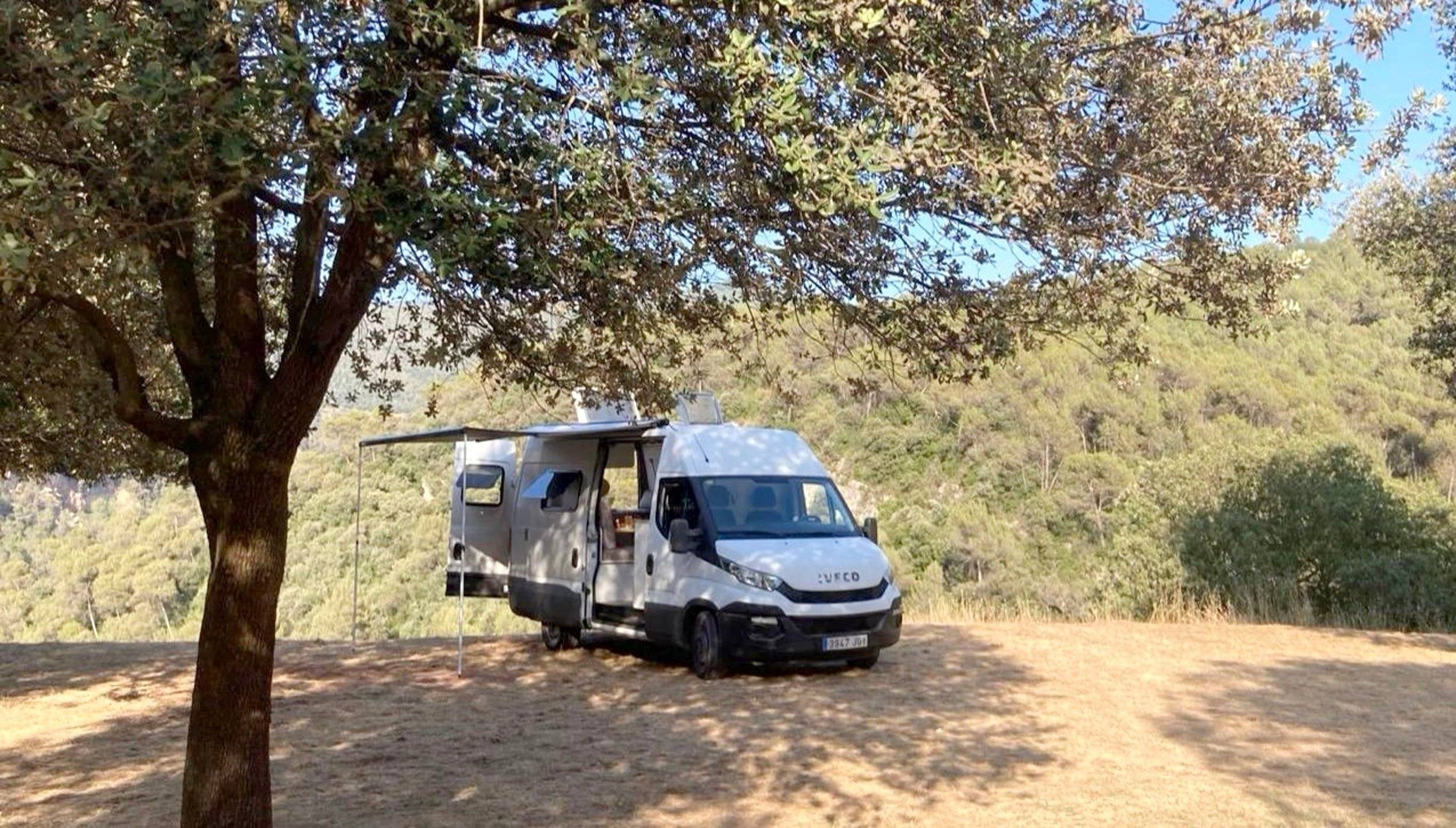 Vue avant de 3/4 Iveco Daily 35c13 - Yescapa