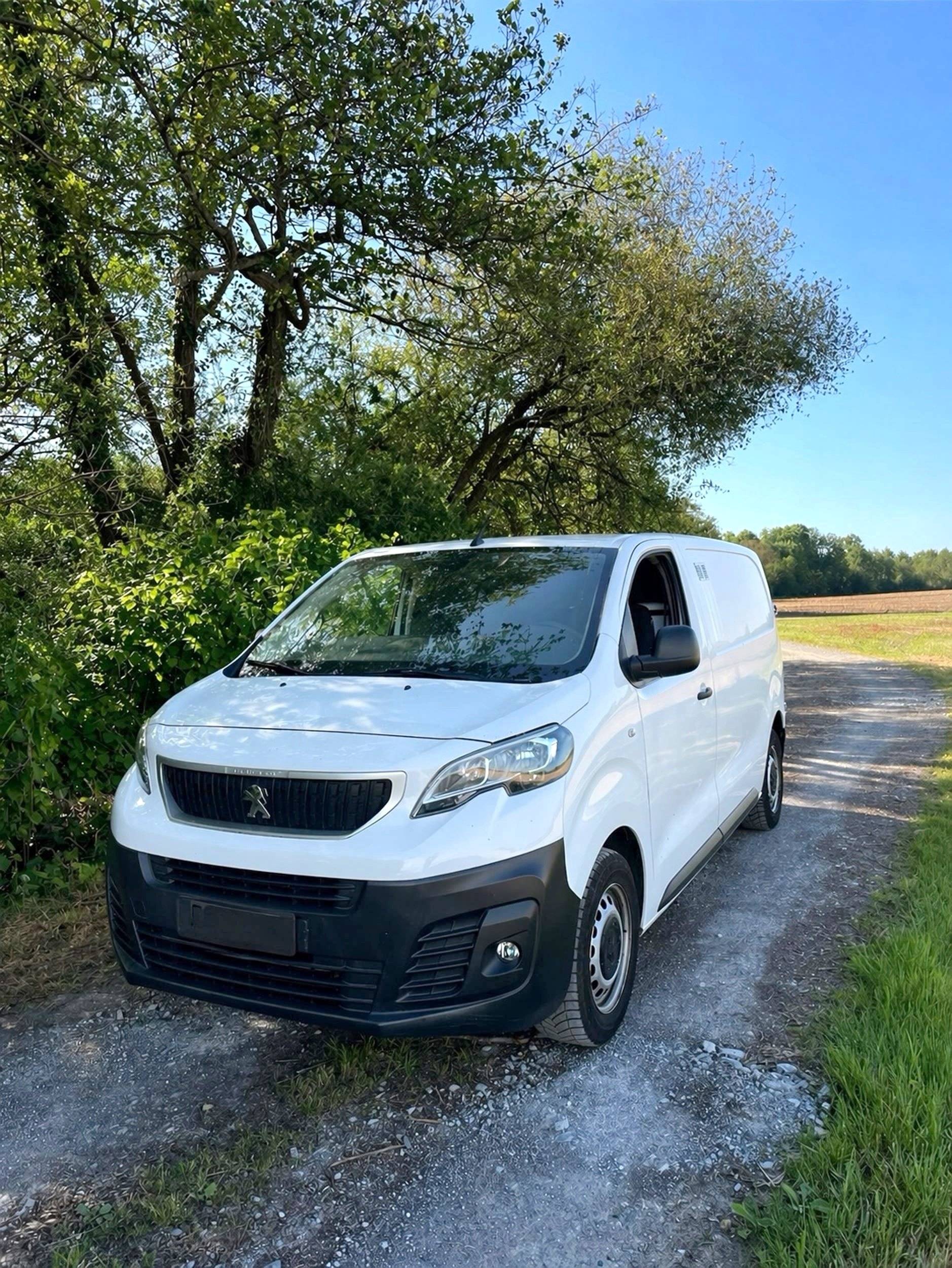 Vista del vehicle angle davanter Peugeot Expert Court 2,0L HDI 120CV - Yescapa