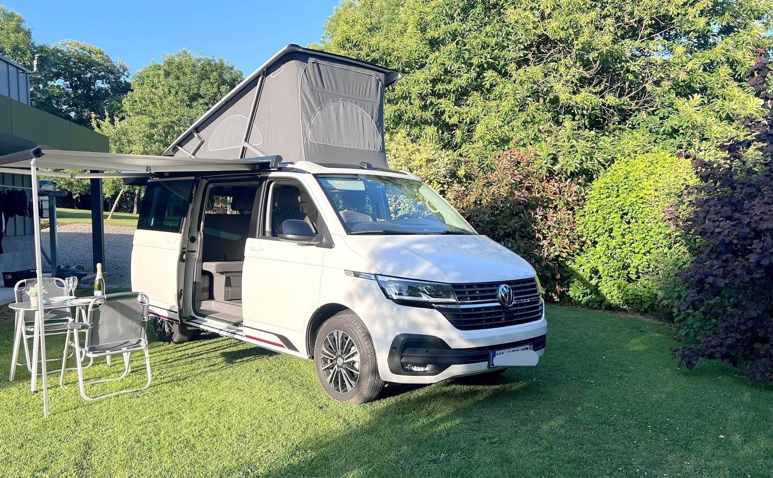 Front view from 3/4 Volkswagen - Yescapa