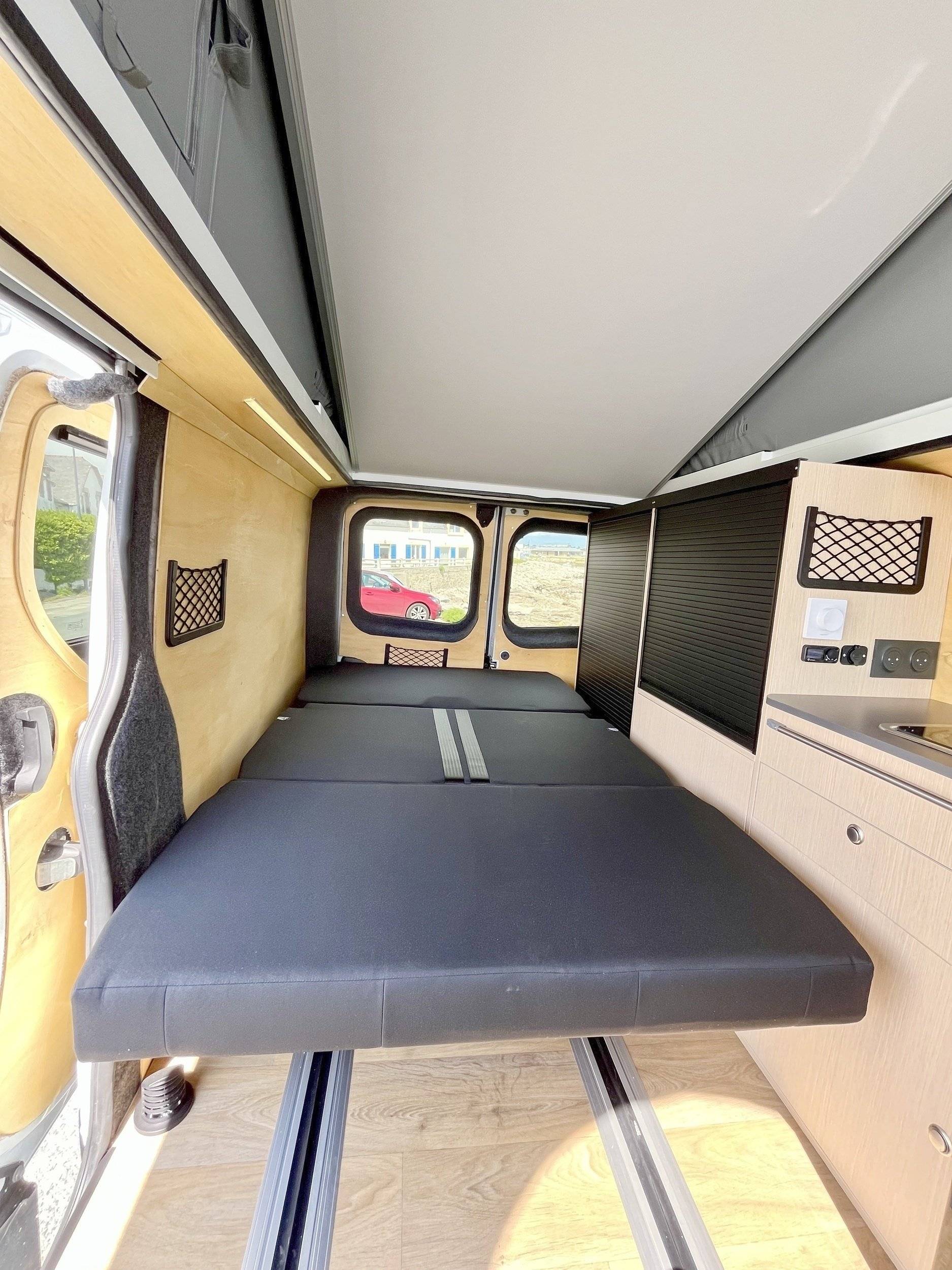 van on the road RENAULT TRUCK TRAFIC III 2.0l 150