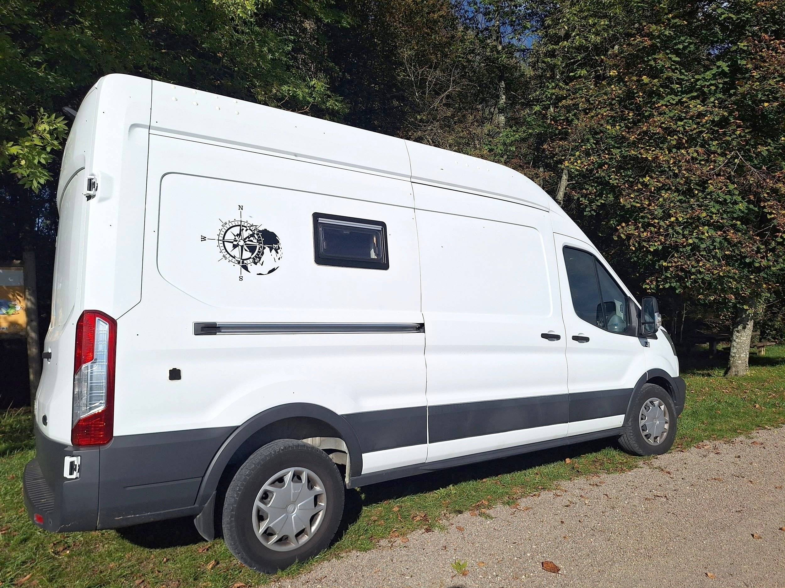 Vista frontale a ¾ Ford Transit 2,2 l 140 ch - Yescapa