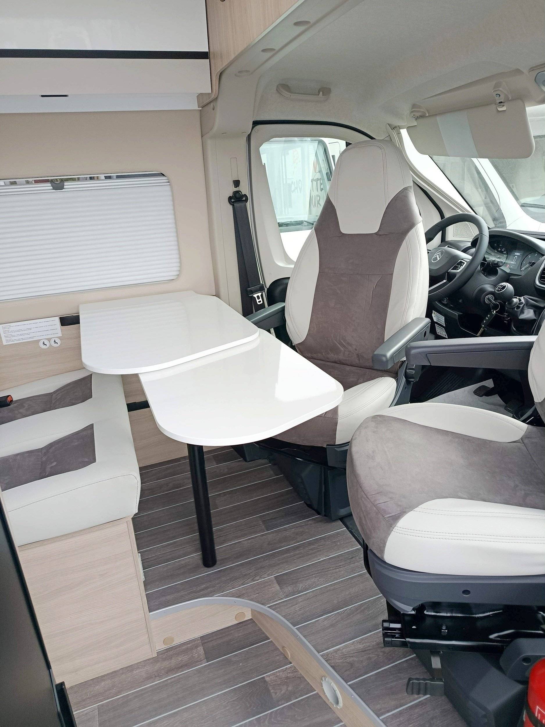 Área de jantar Citroën Jumper - Yescapa
