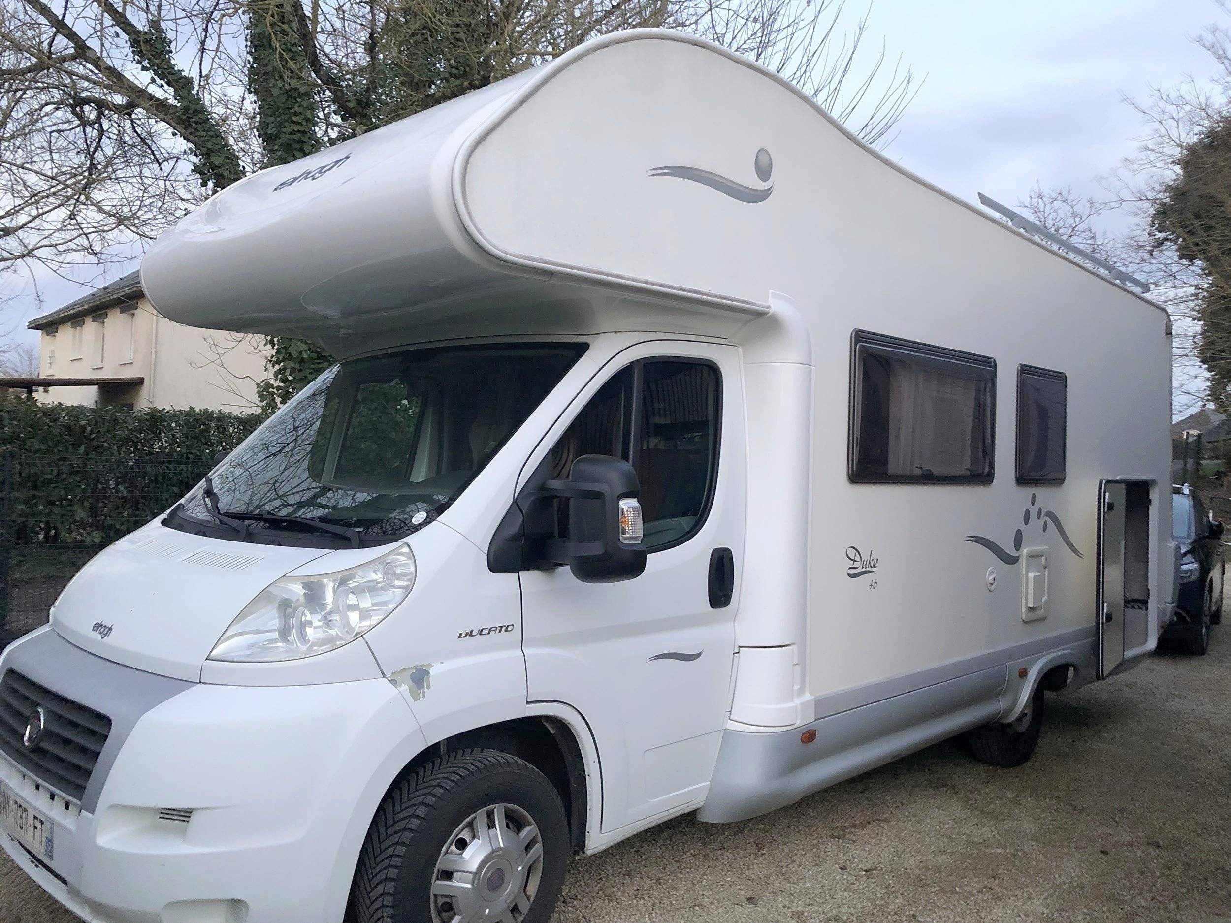 Vista del vehicle angle davanter Fiat 2,3 l 130 ch - Yescapa