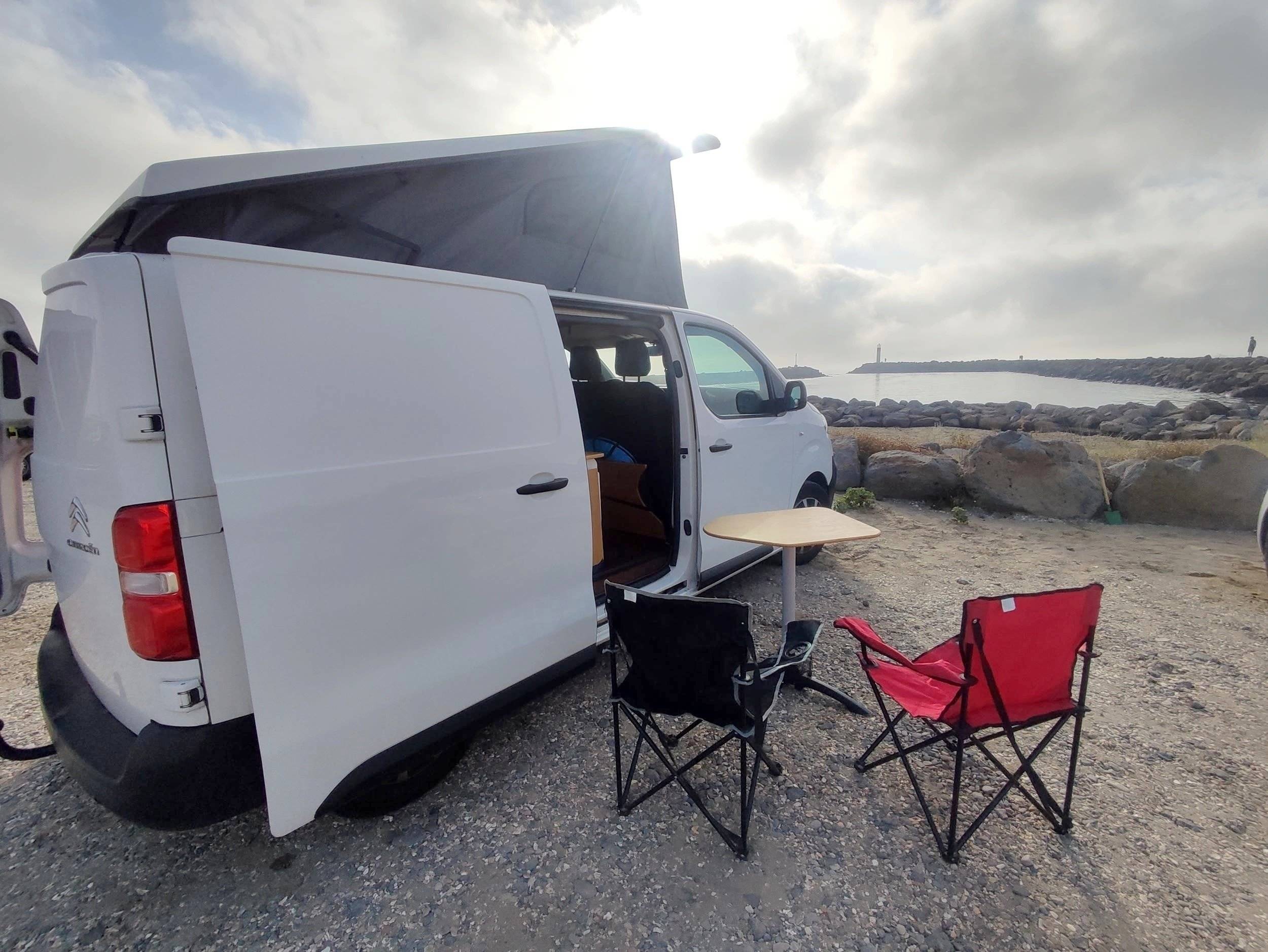 Vista del vehicle angle davanter Citroën Jumpy 1.6L 90CV - Yescapa