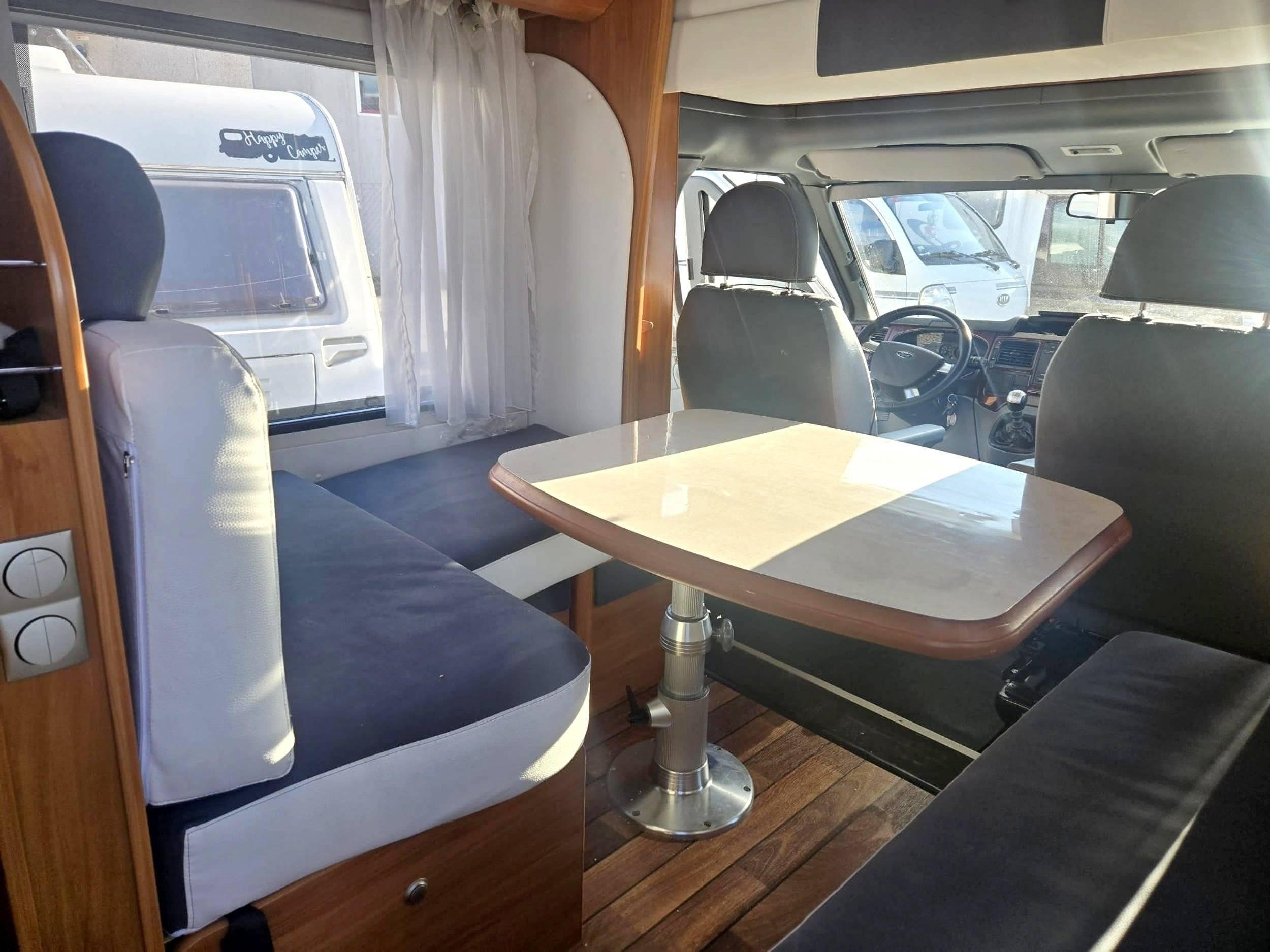 Dining Area Ford Transit 2,2 l 140 ch - Yescapa