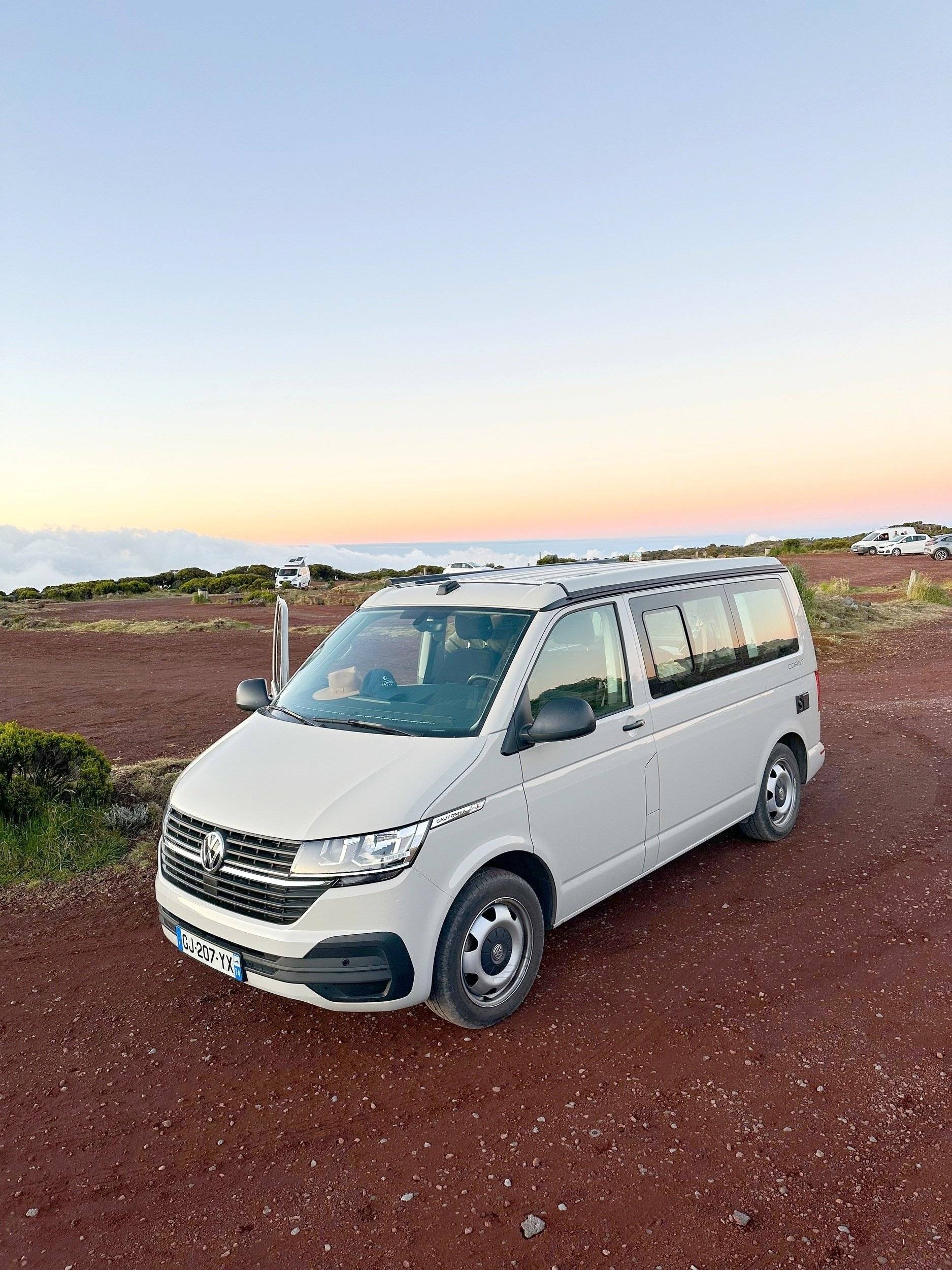 Vue avant de 3/4 Volkswagen VOLKSWAGEN CALIFORNIA - Yescapa