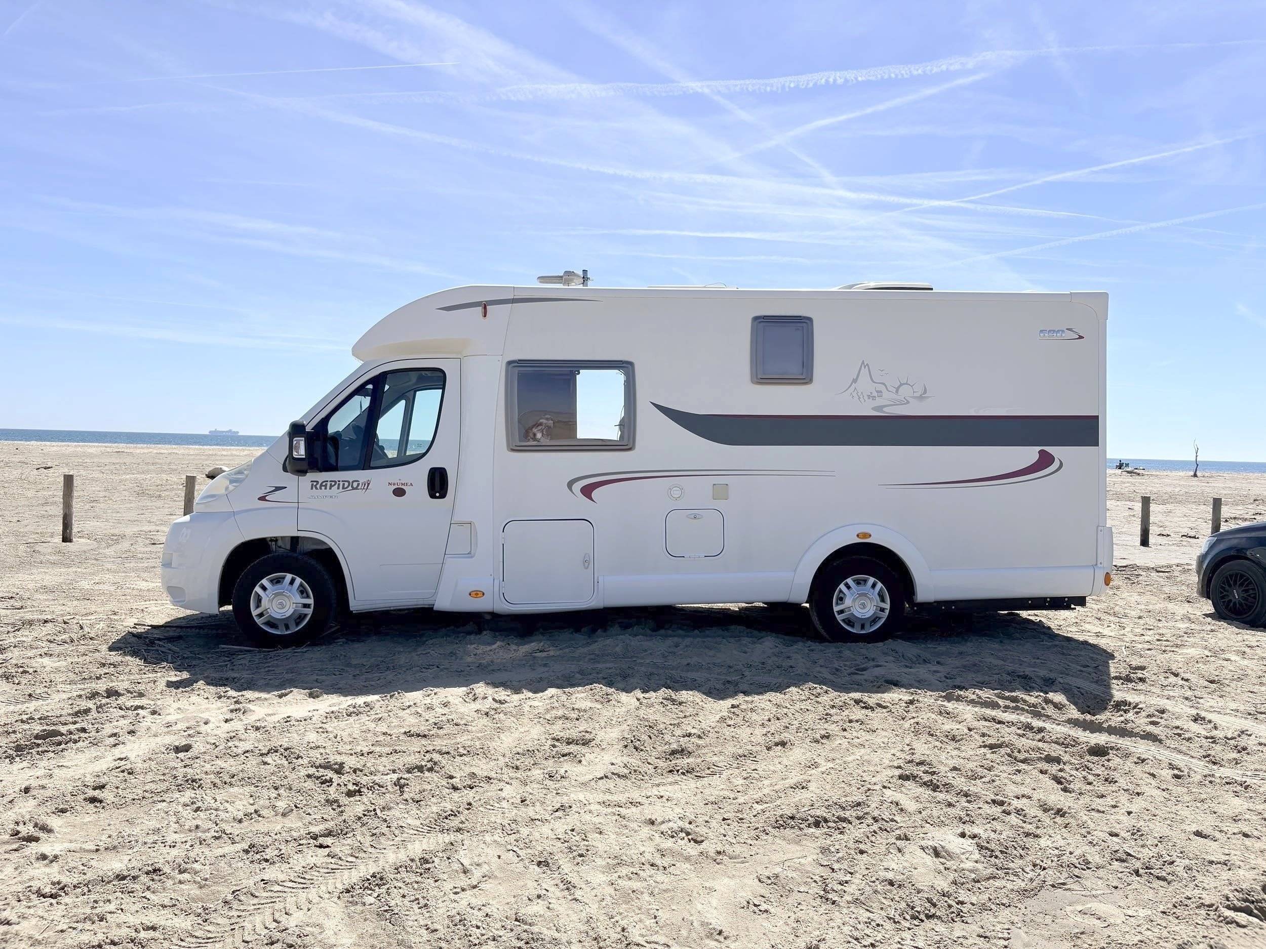 Front view from 3/4 Citroën Jumper 2,2 l 130 ch - Yescapa