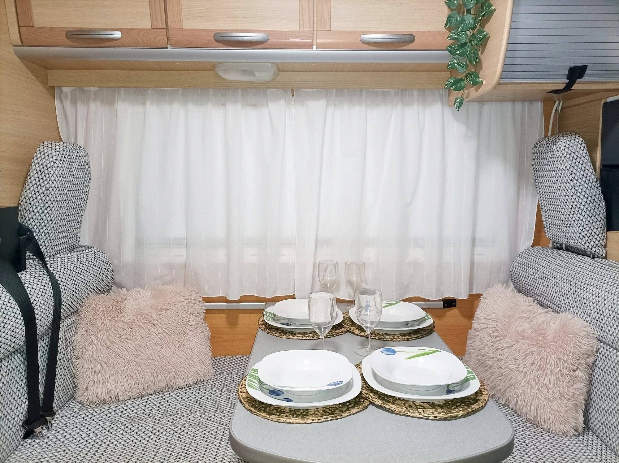 Dining Area Fiat FIAT DUCATO - Yescapa