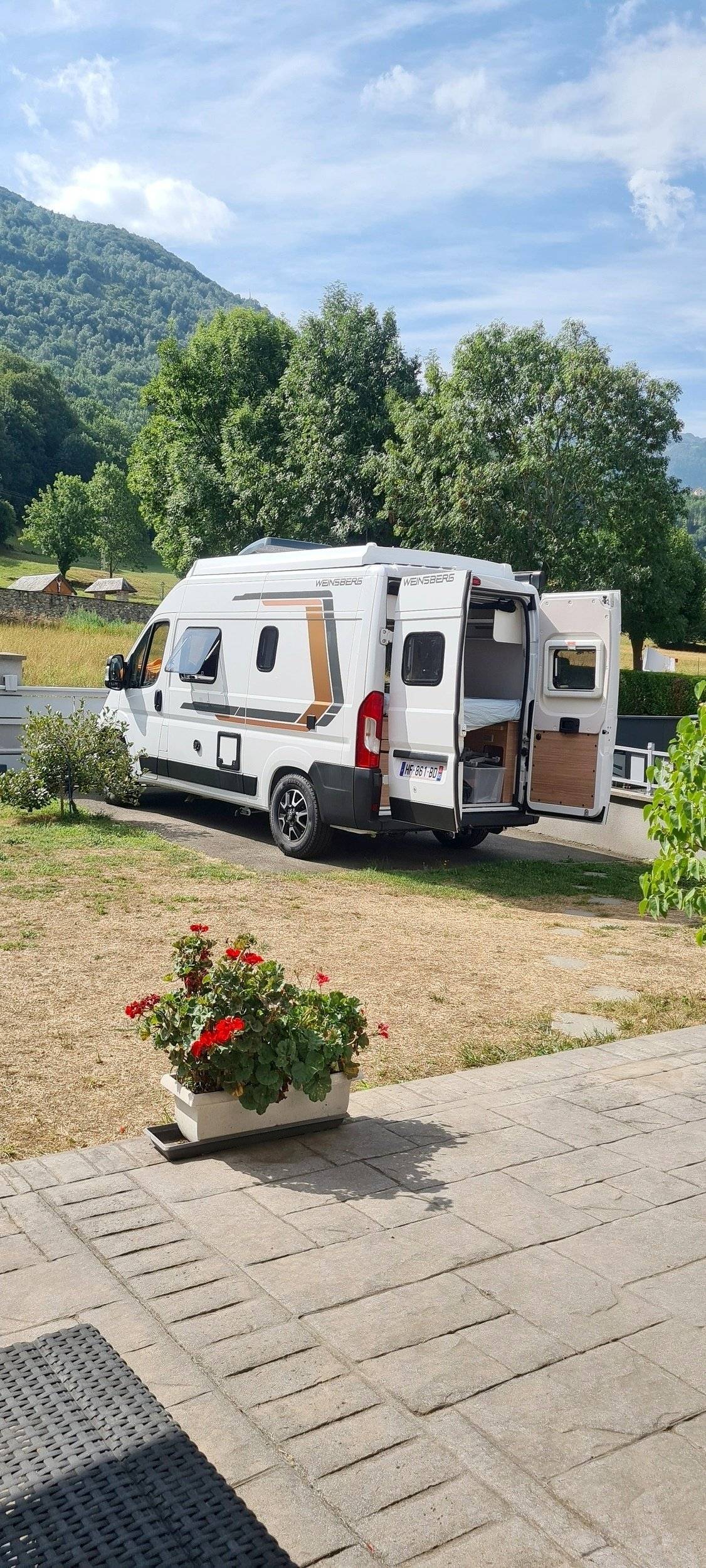 Vue avant de 3/4 Peugeot - Yescapa