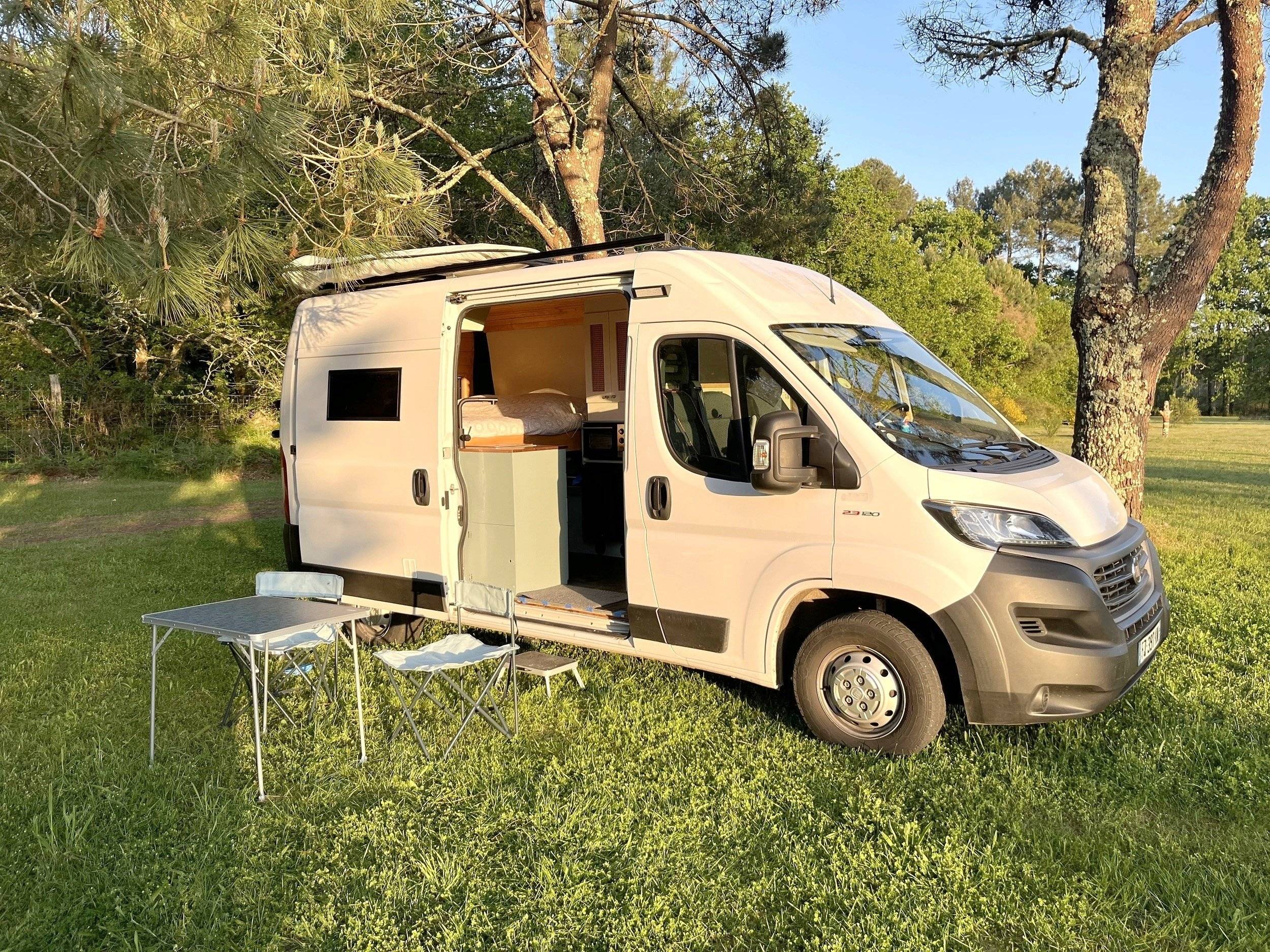 Front view from 3/4 Fiat Ducato 2,2 l Multijet 120 ch. - Yescapa