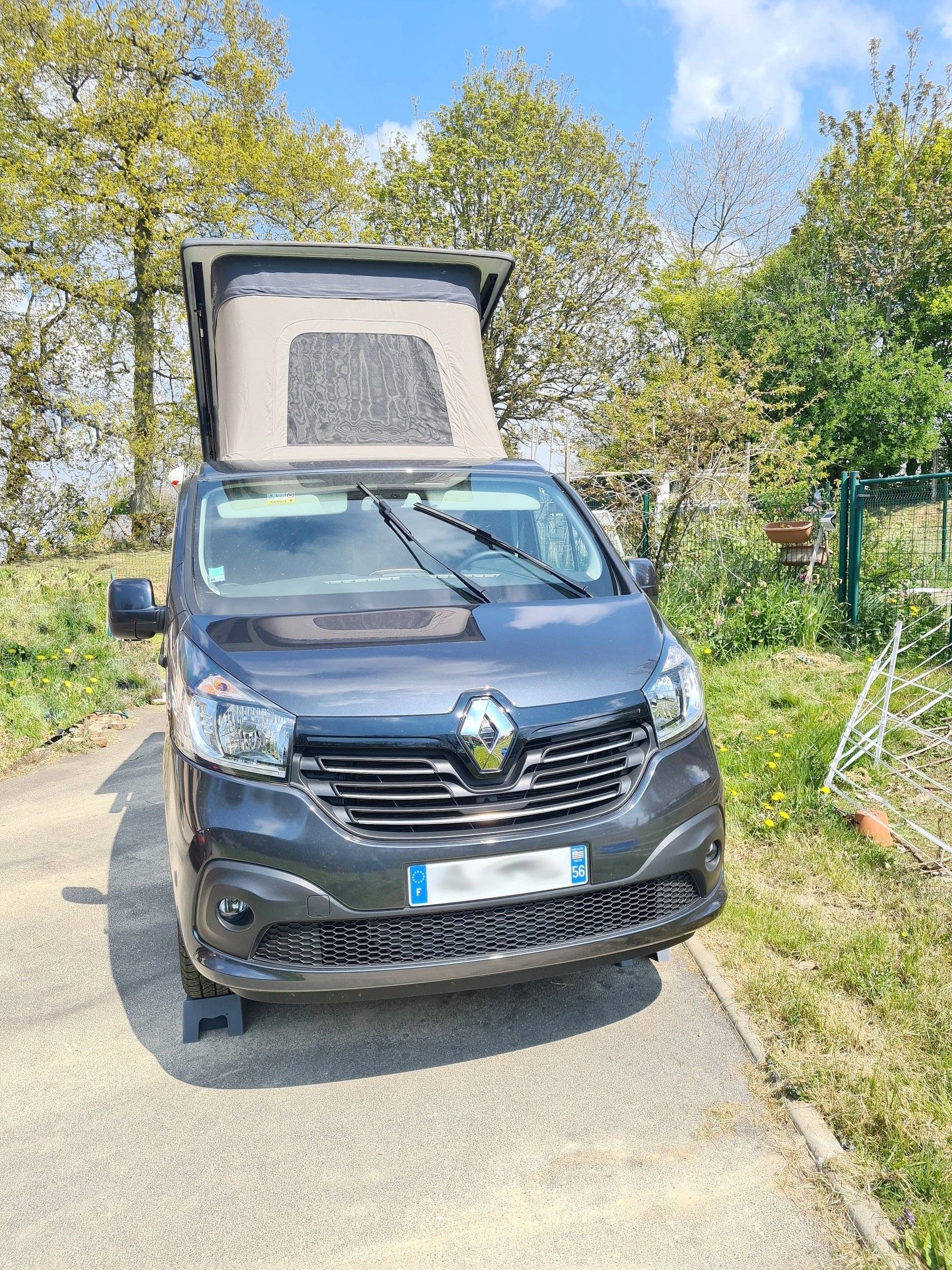schräge Vorderansicht Renault Trafic 1,6 l dci 125 ch - Yescapa