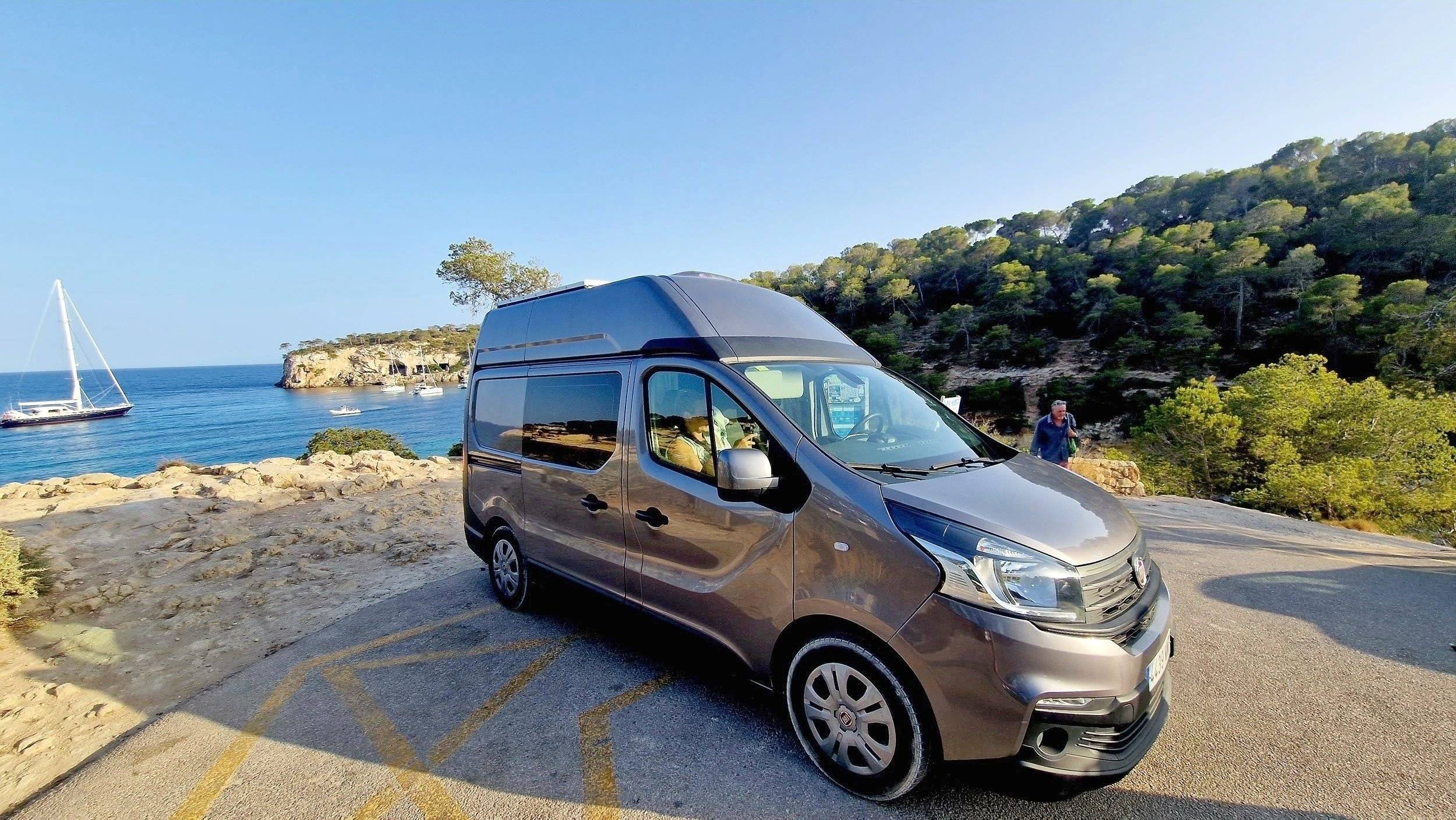 Front view from 3/4 Fiat Fiat talento - Yescapa