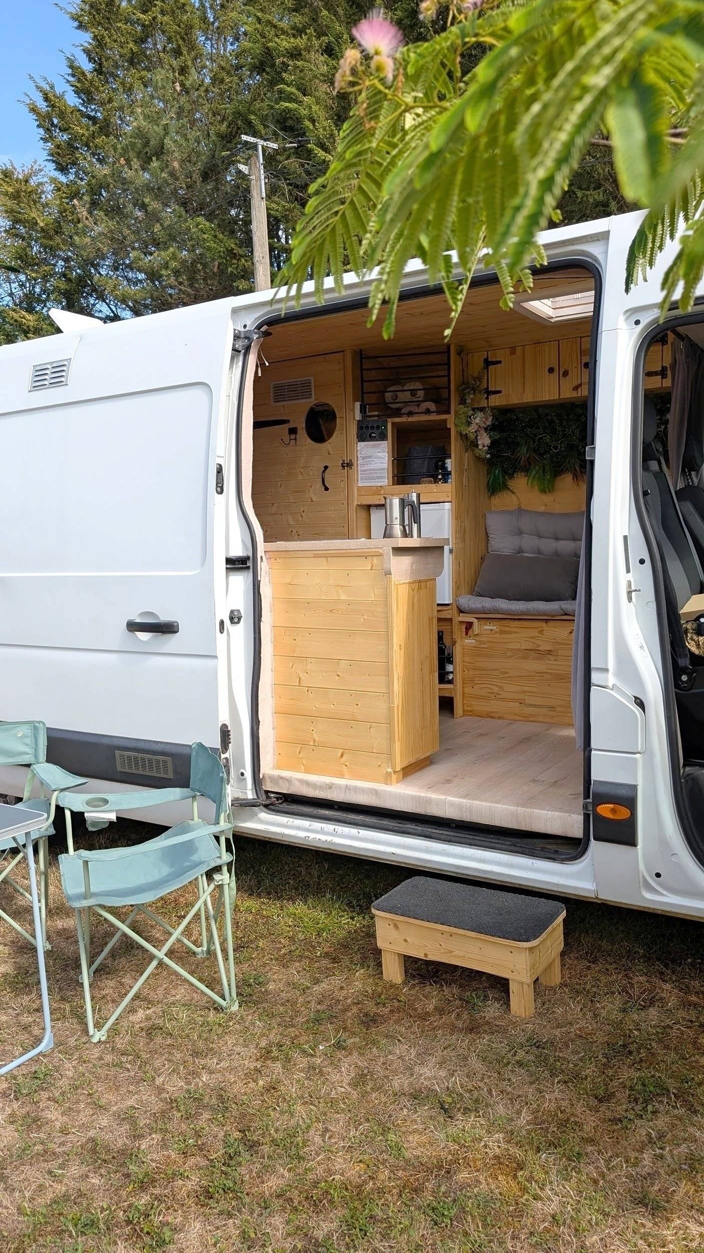 Vista frontale a ¾ Renault Master 2,3 l 125 ch - Yescapa