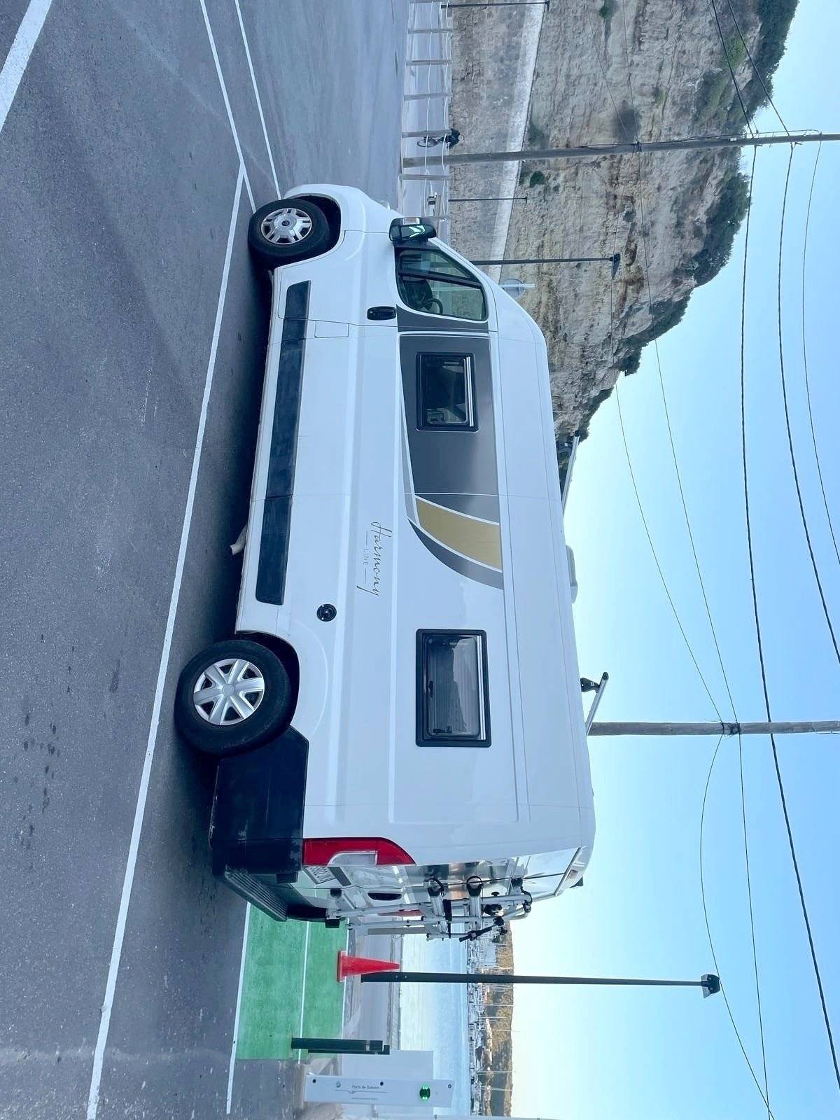 Front view from 3/4 Citroën Jumper 2.2 130 cvs - Yescapa