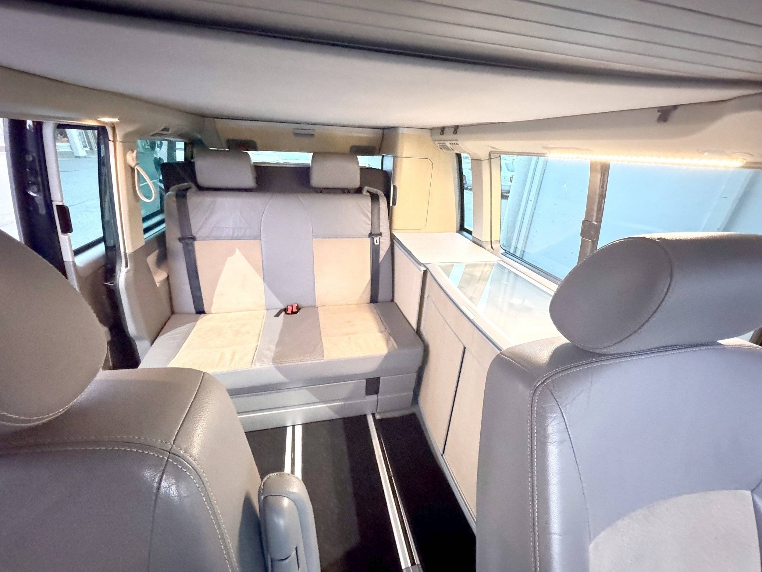 Coin repas Volkswagen T5 2,5 l 130 ch - Yescapa