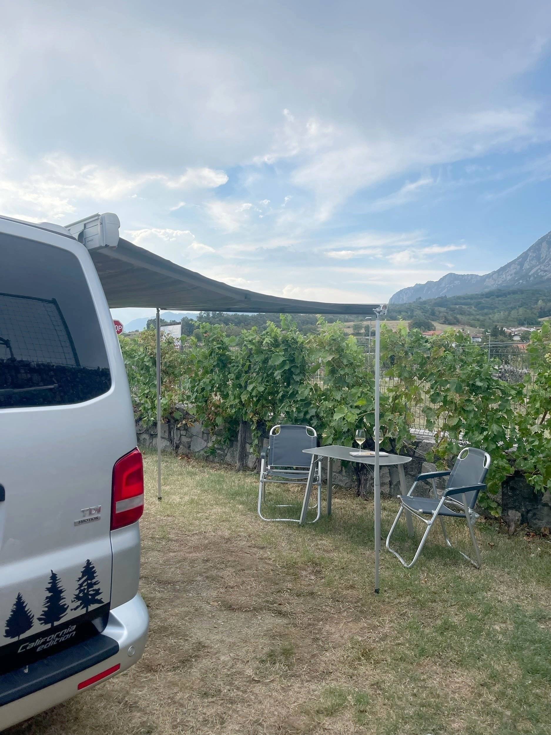 Dining Area Volkswagen T5 2,0 l 180 ch - Yescapa