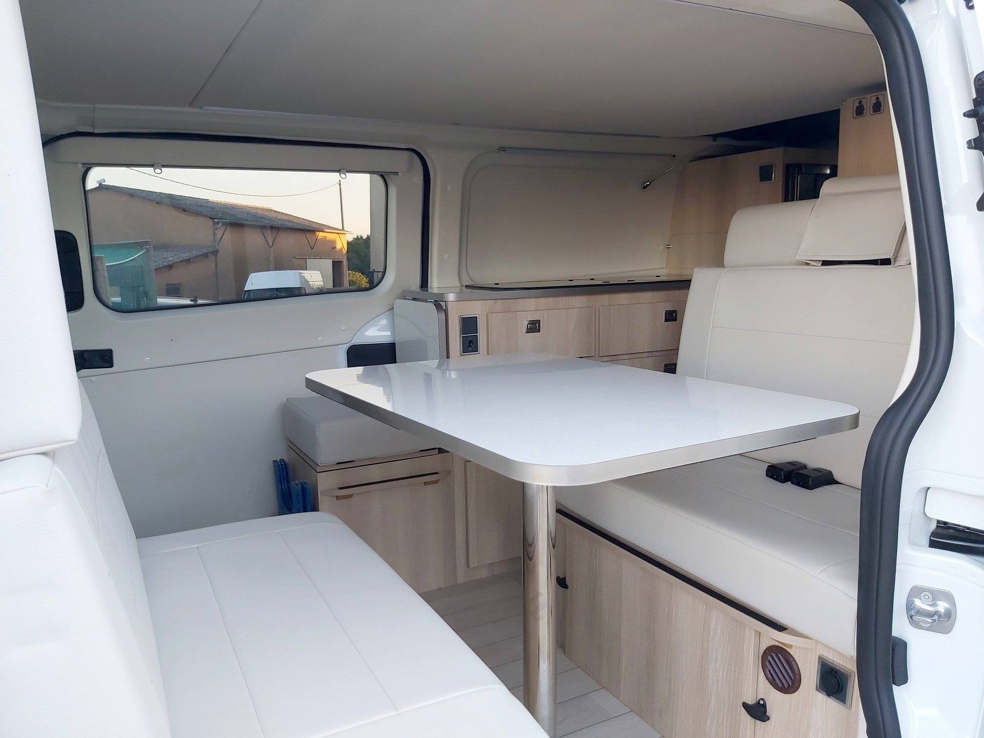Coin repas Ford Transit 2,0 l 130 ch - Yescapa