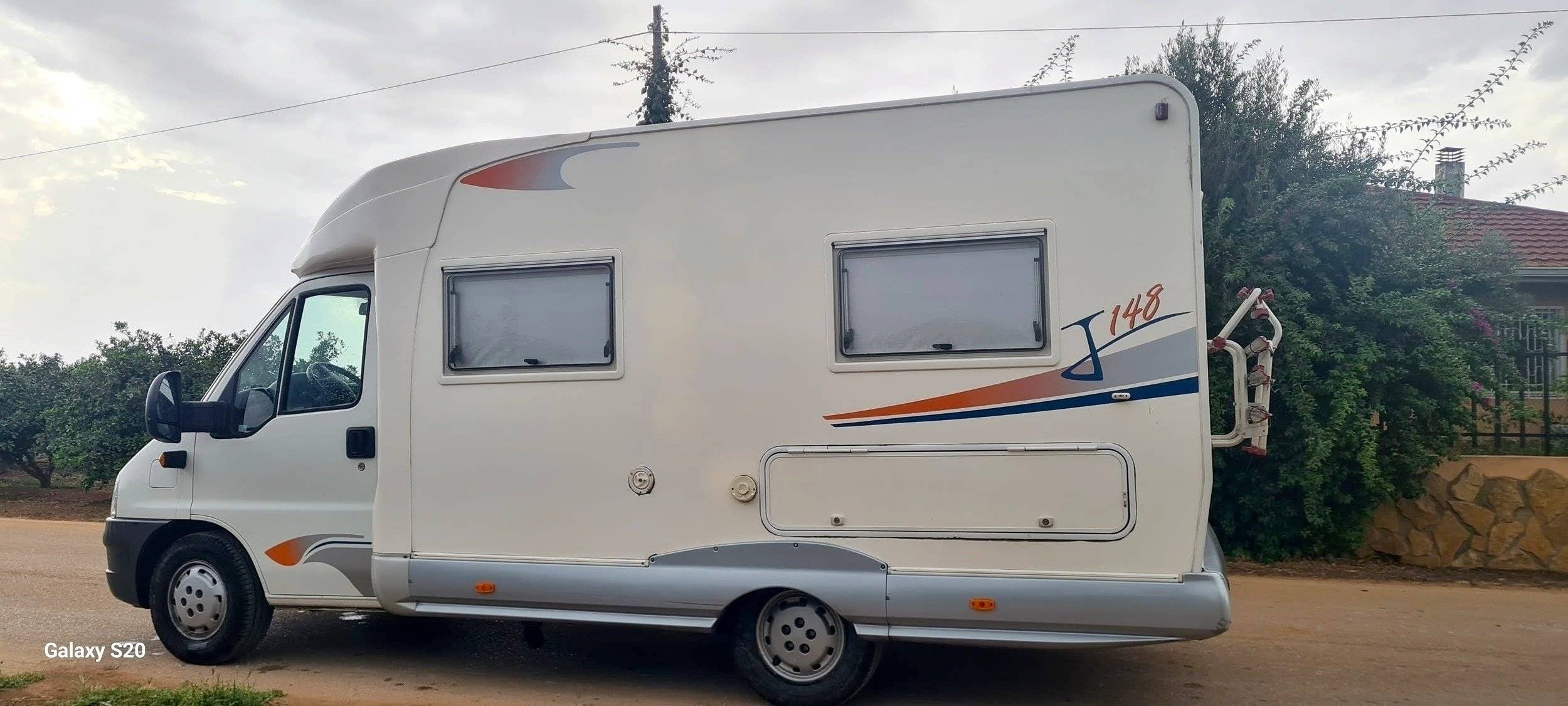 Vue avant de 3/4 Fiat 2,3 l 130 ch - Yescapa
