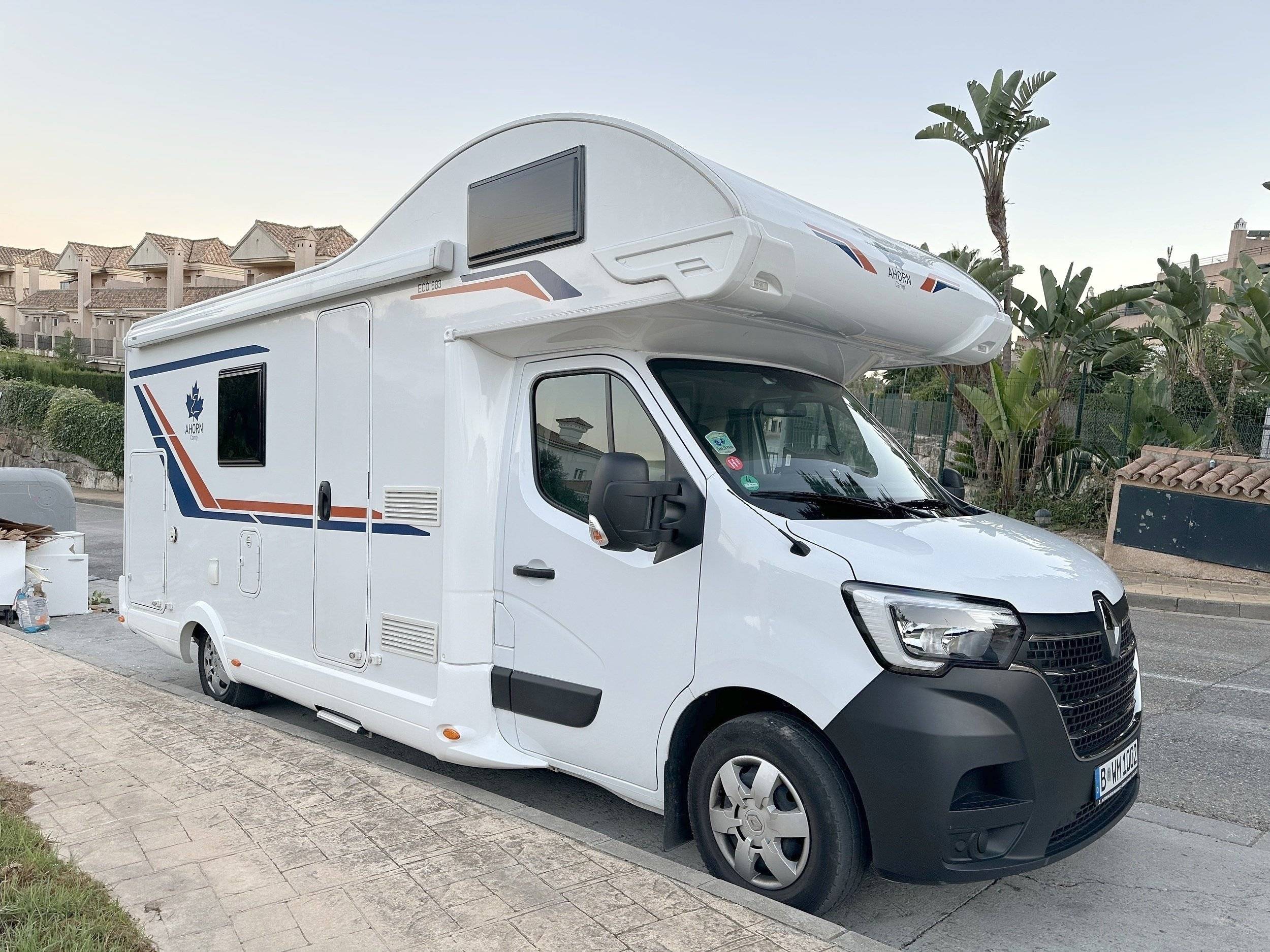 Vista del vehículo ángulo delantero Renault Renault Master III - Yescapa