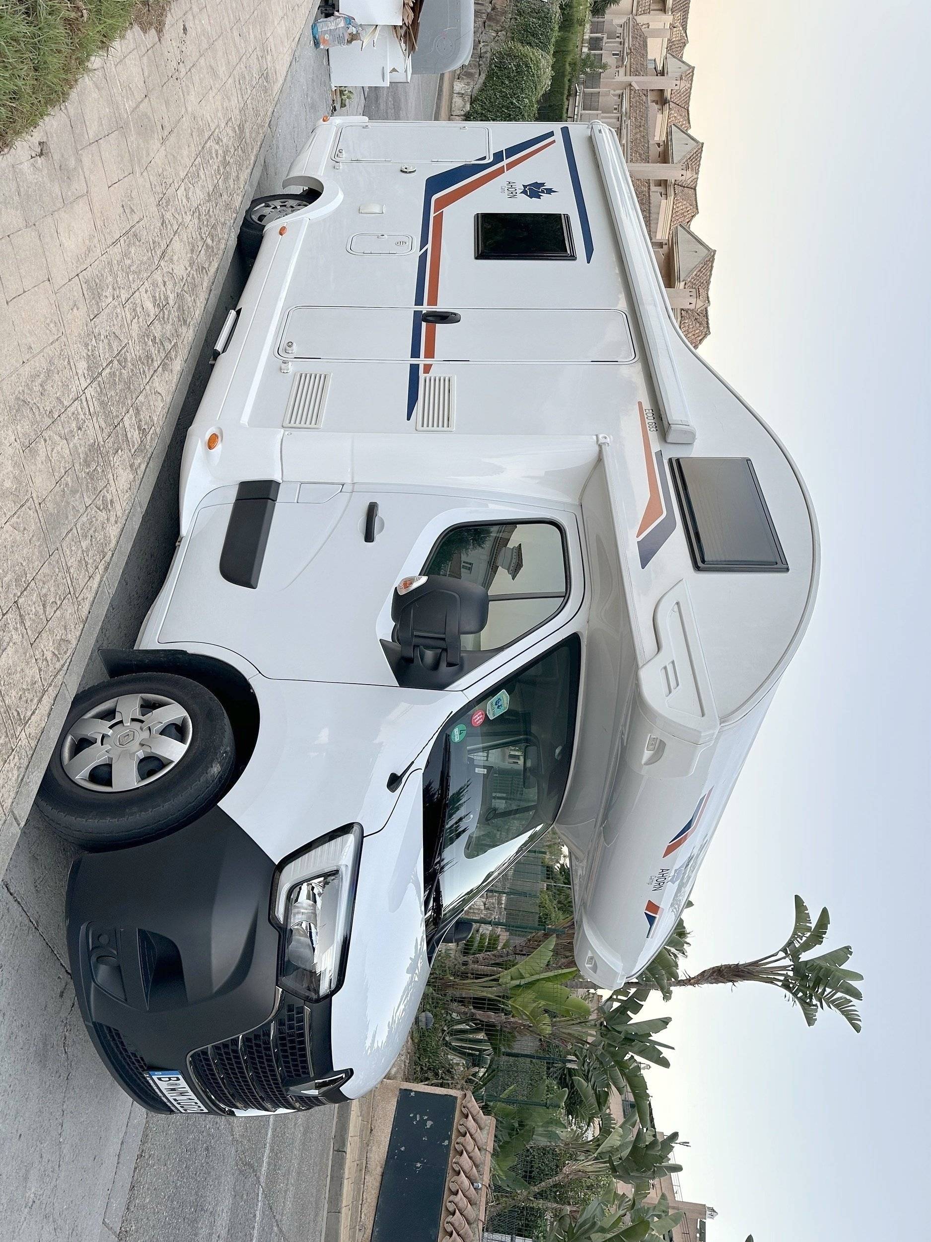 Vista del vehículo ángulo delantero Renault Renault Master III - Yescapa