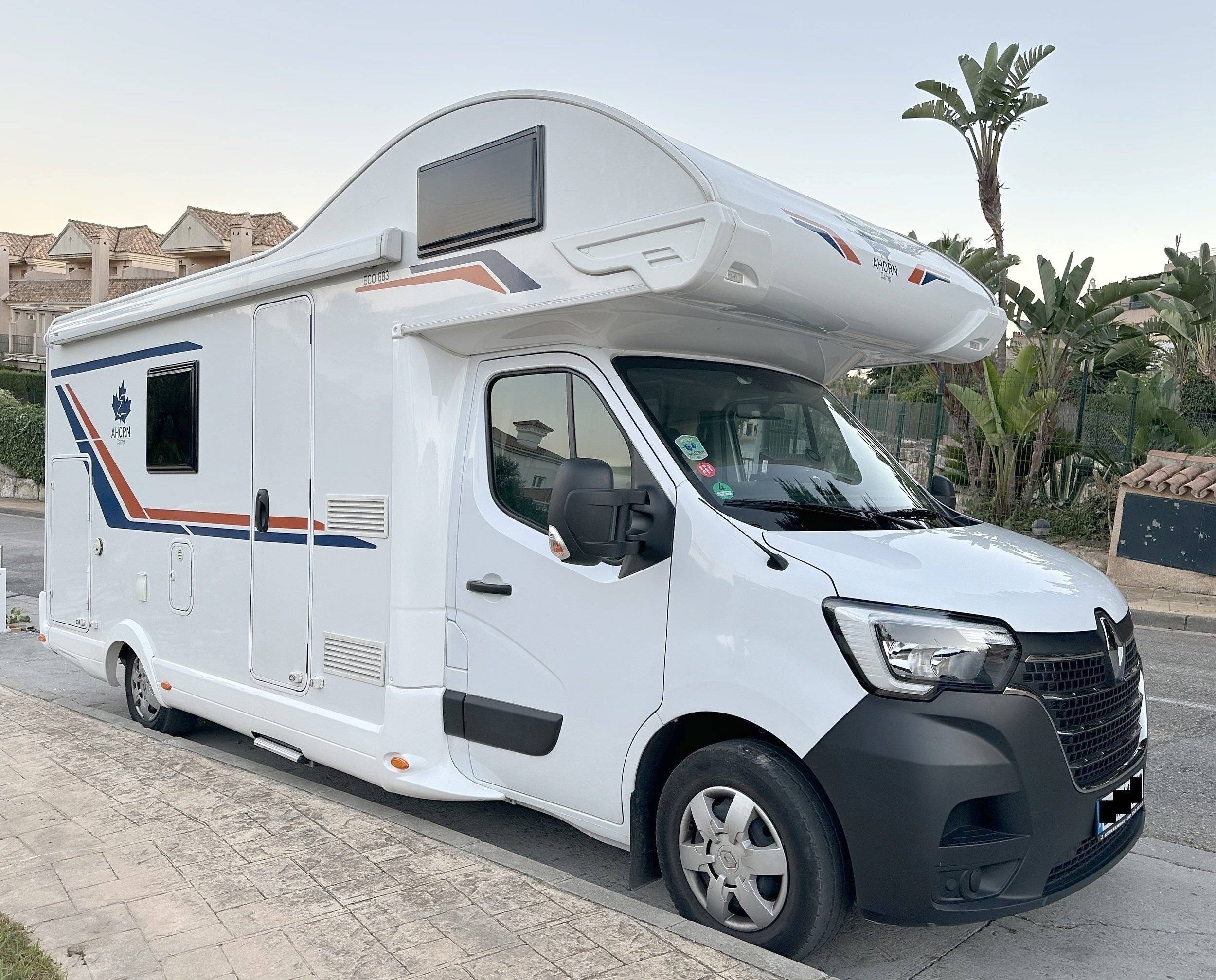 Front view from 3/4 Renault Renault Master III - Yescapa