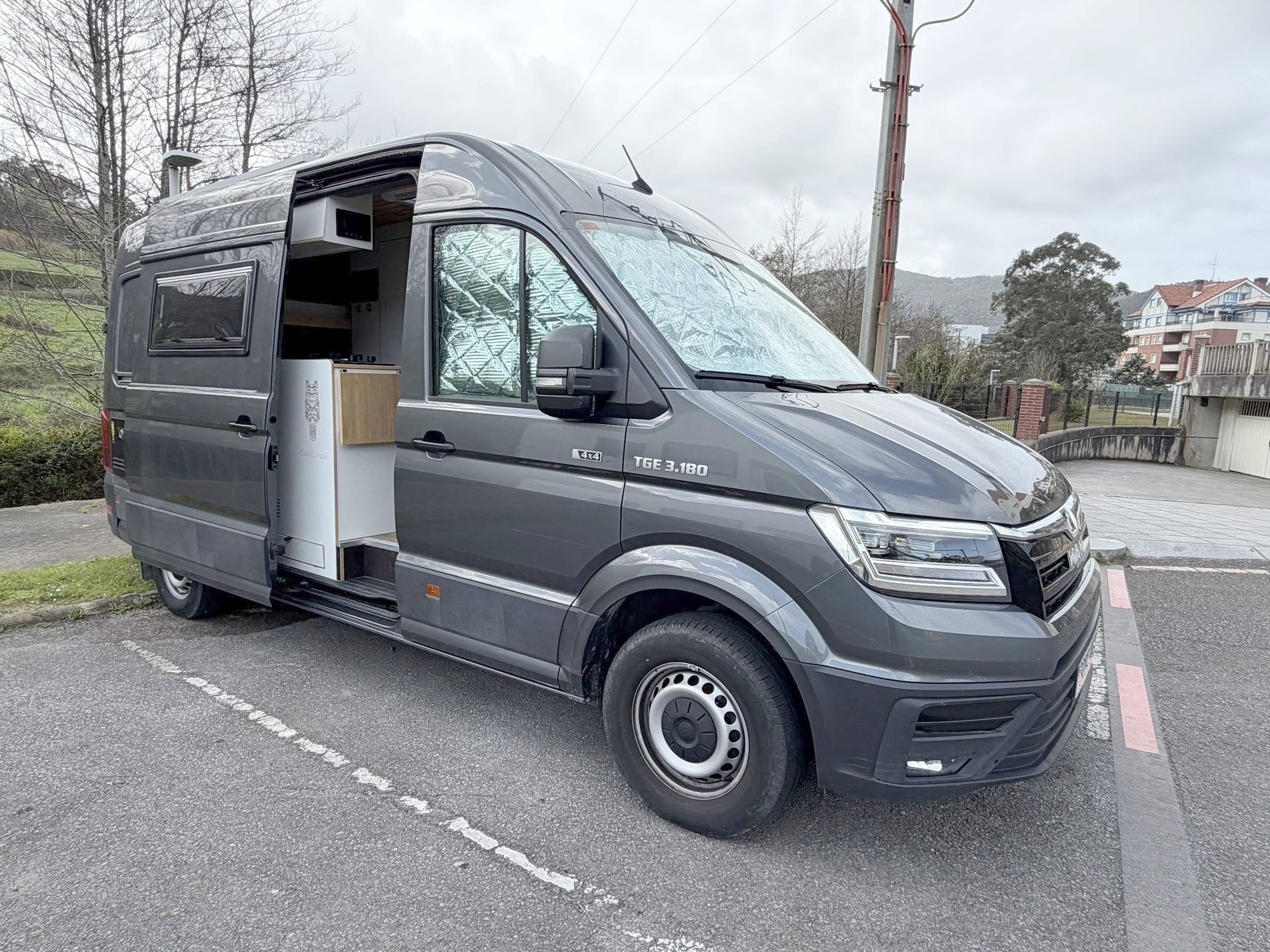 Vue avant de 3/4 Volkswagen - Yescapa