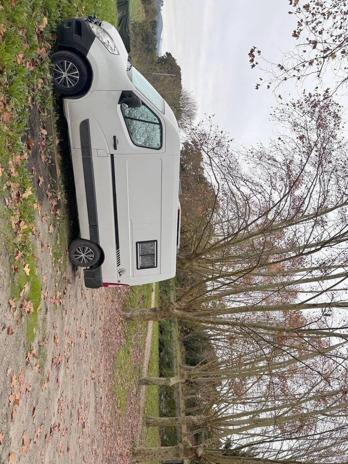Front view from 3/4 Renault Master 2,3 l 130 ch - Yescapa