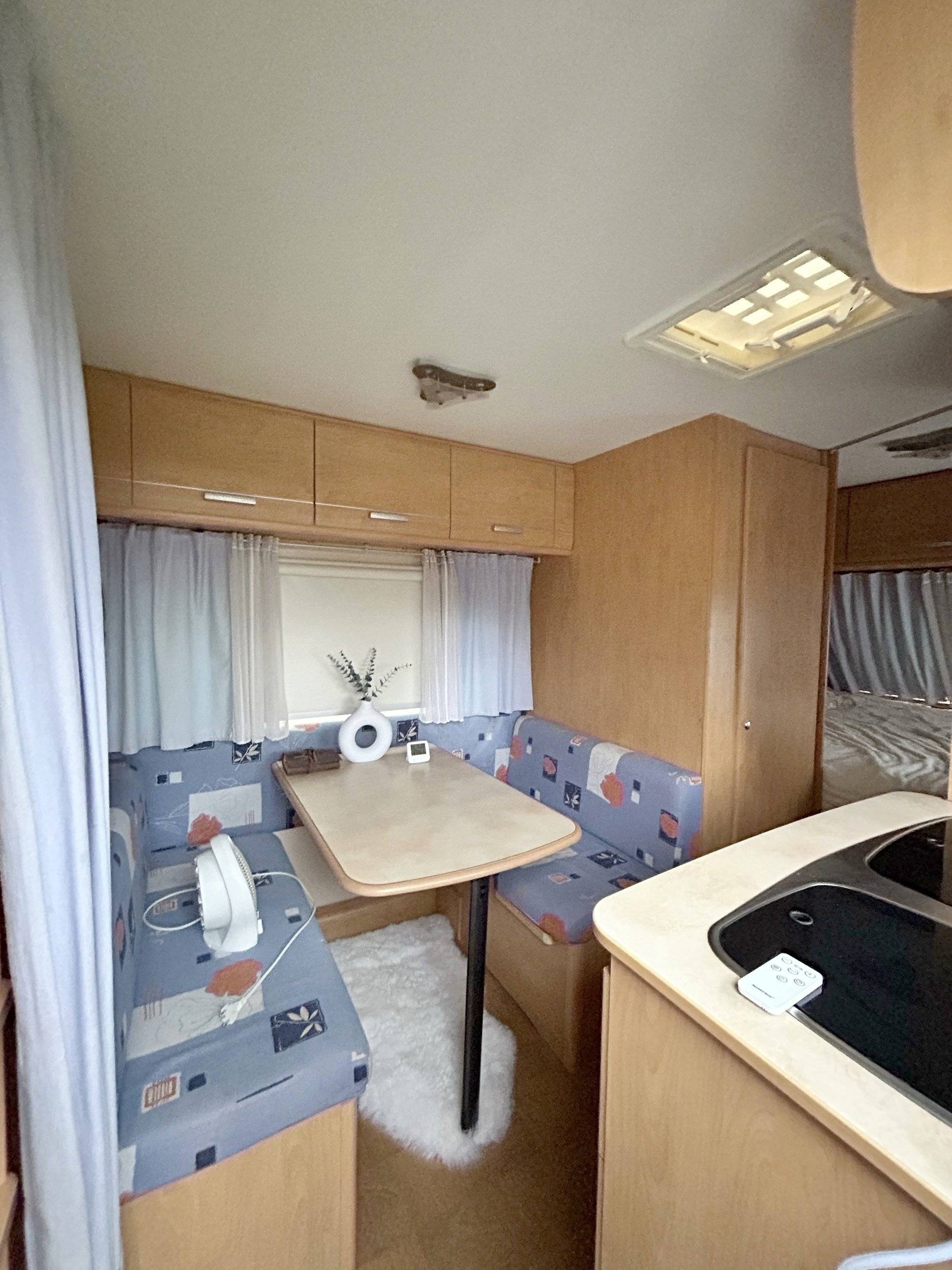 Dining Area Renault Trafic - Yescapa