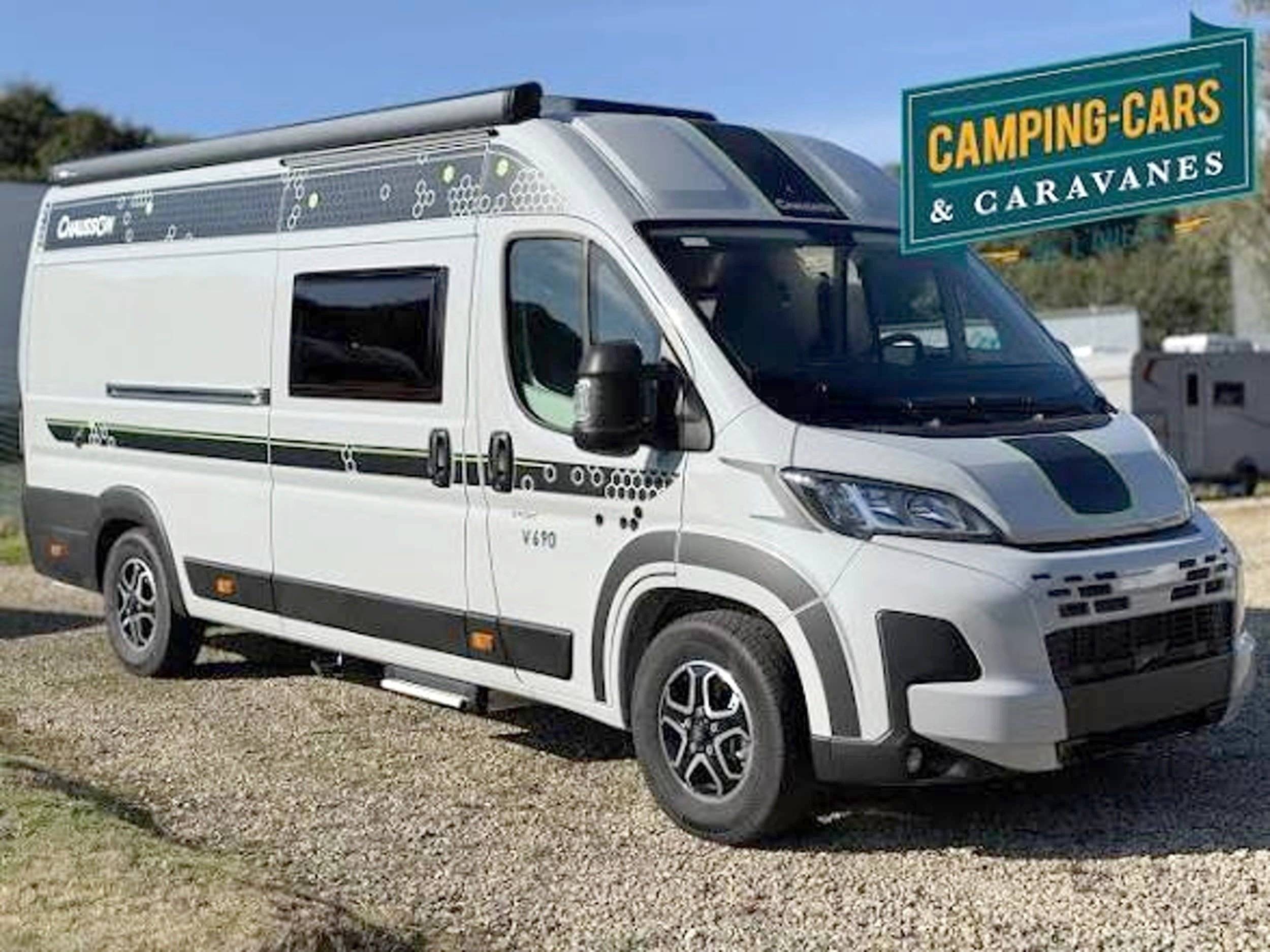 schräge Vorderansicht Fiat 2.2 L  140CV - Yescapa