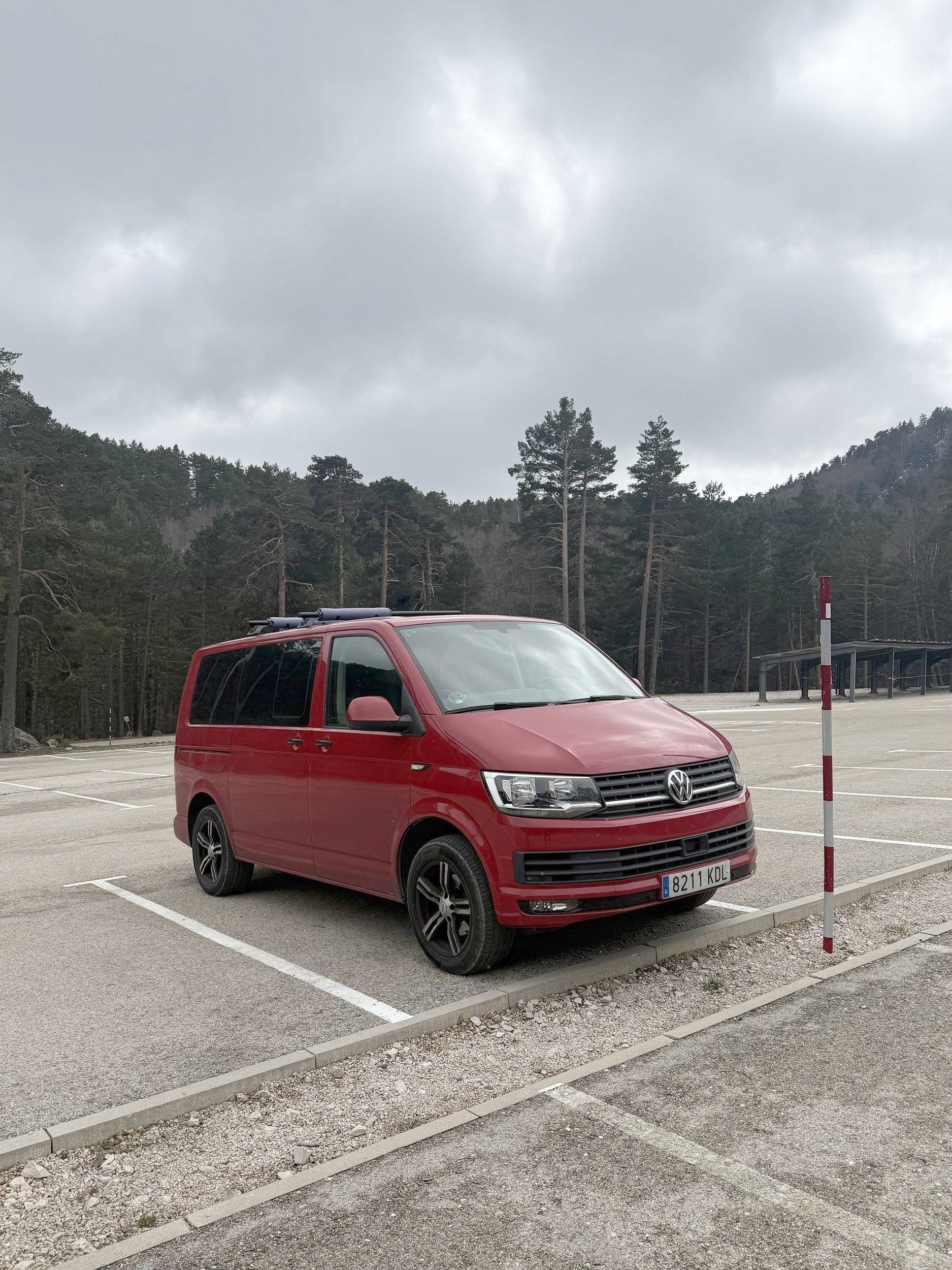 Vista de 3/4 Volkswagen Caravelle - Yescapa