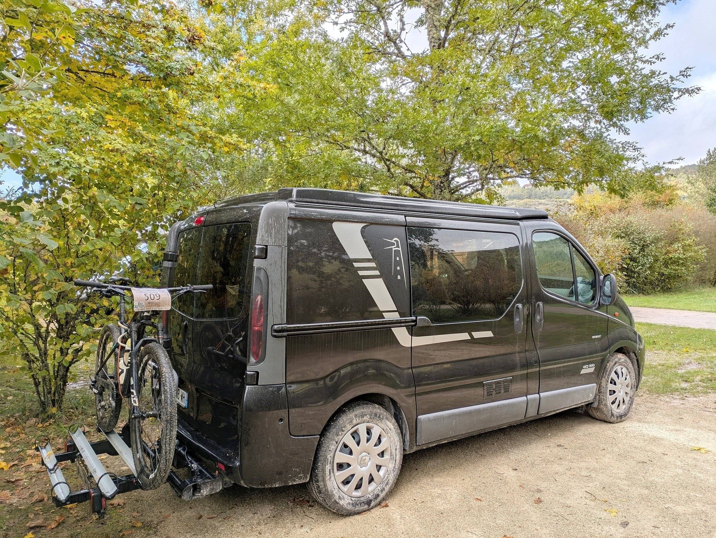 Front view from 3/4 Renault Renault Trafic - Yescapa