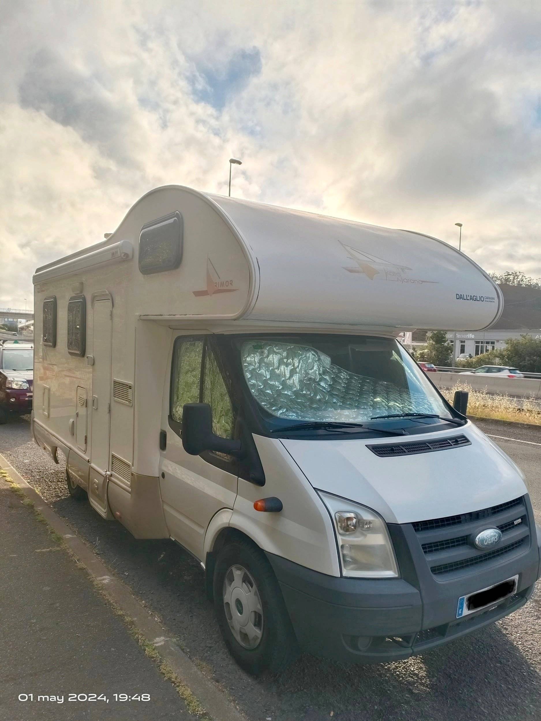 schräge Vorderansicht Ford Transit 2,2 l TDCi 140 ch. - Yescapa