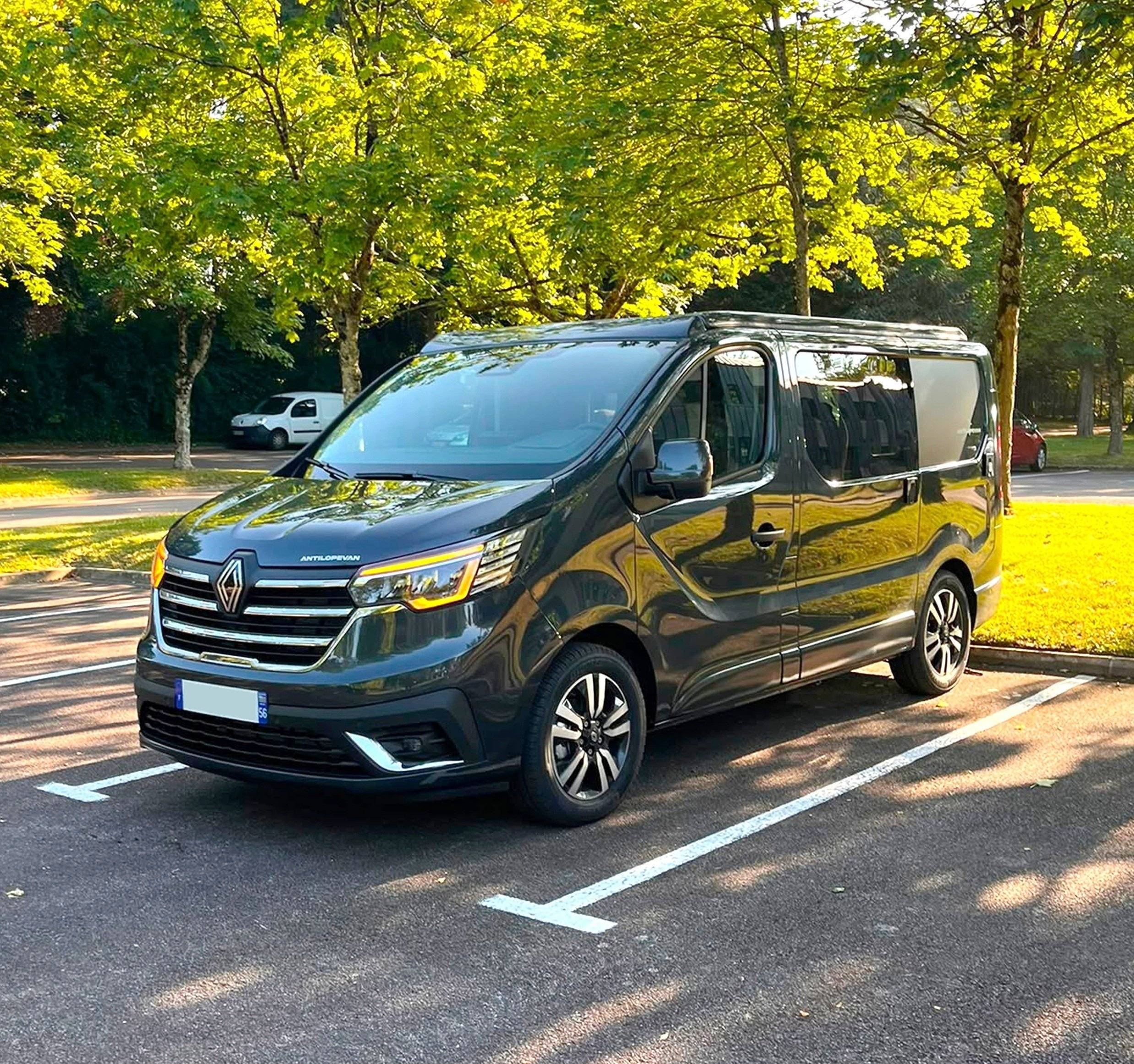 Vista de 3/4 Renault Traffic 3 2L Dci 150cv - Yescapa