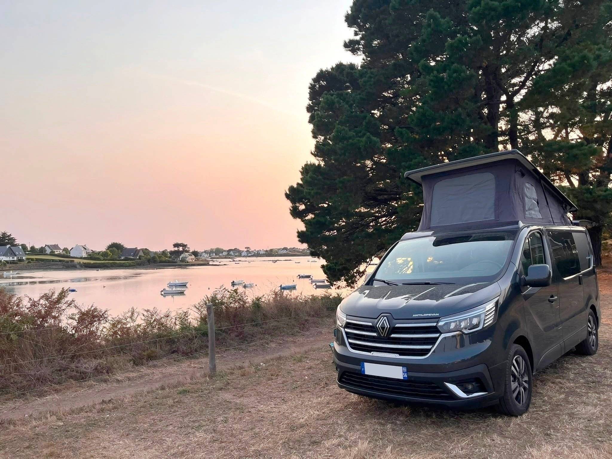 Vue avant de 3/4 Renault Traffic 3 2L Dci 150cv - Yescapa
