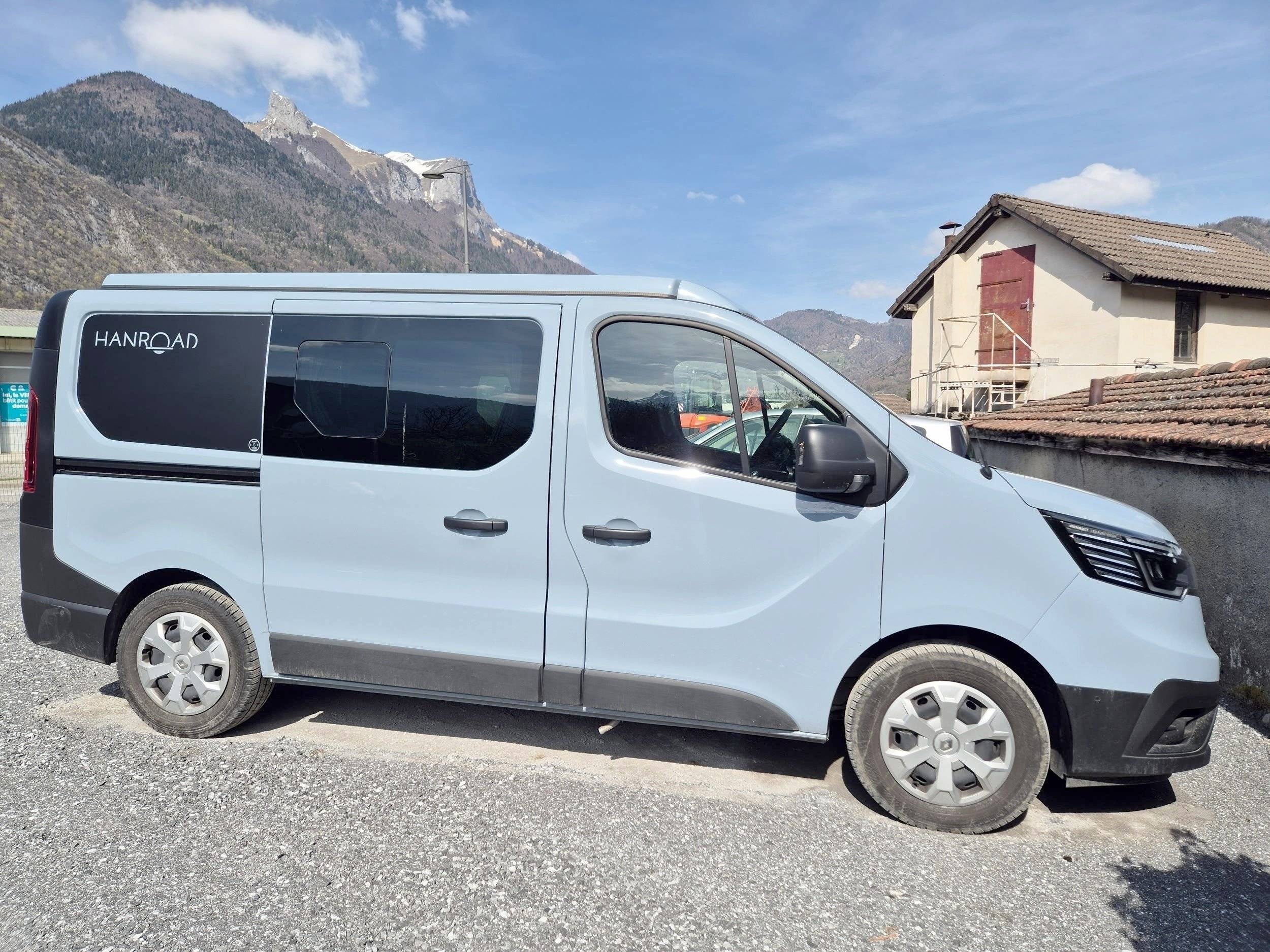 Voorkant 3/4 Renault Renault Trafic 150cv - Yescapa